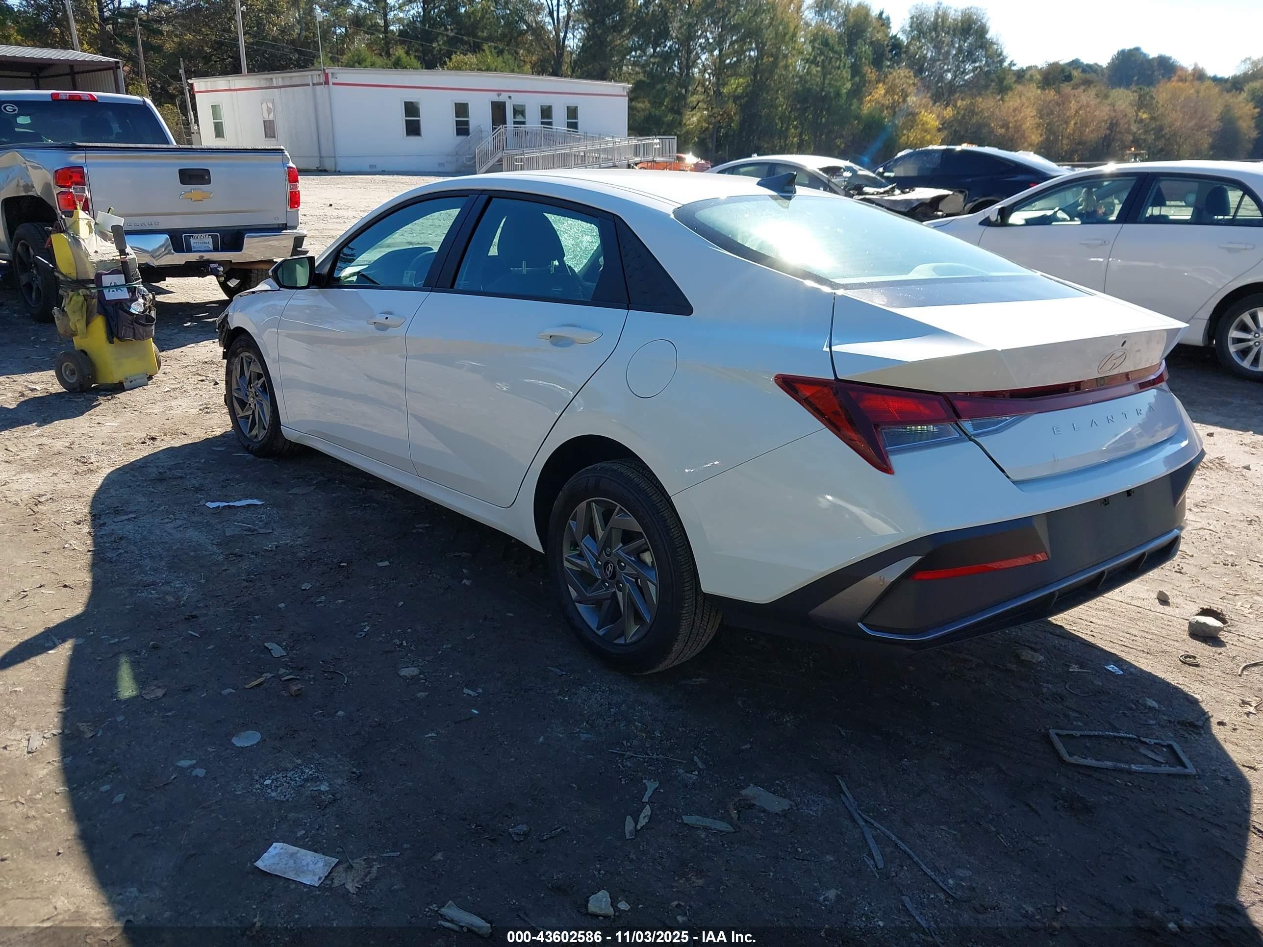 HYUNDAI ELANTRA image 3