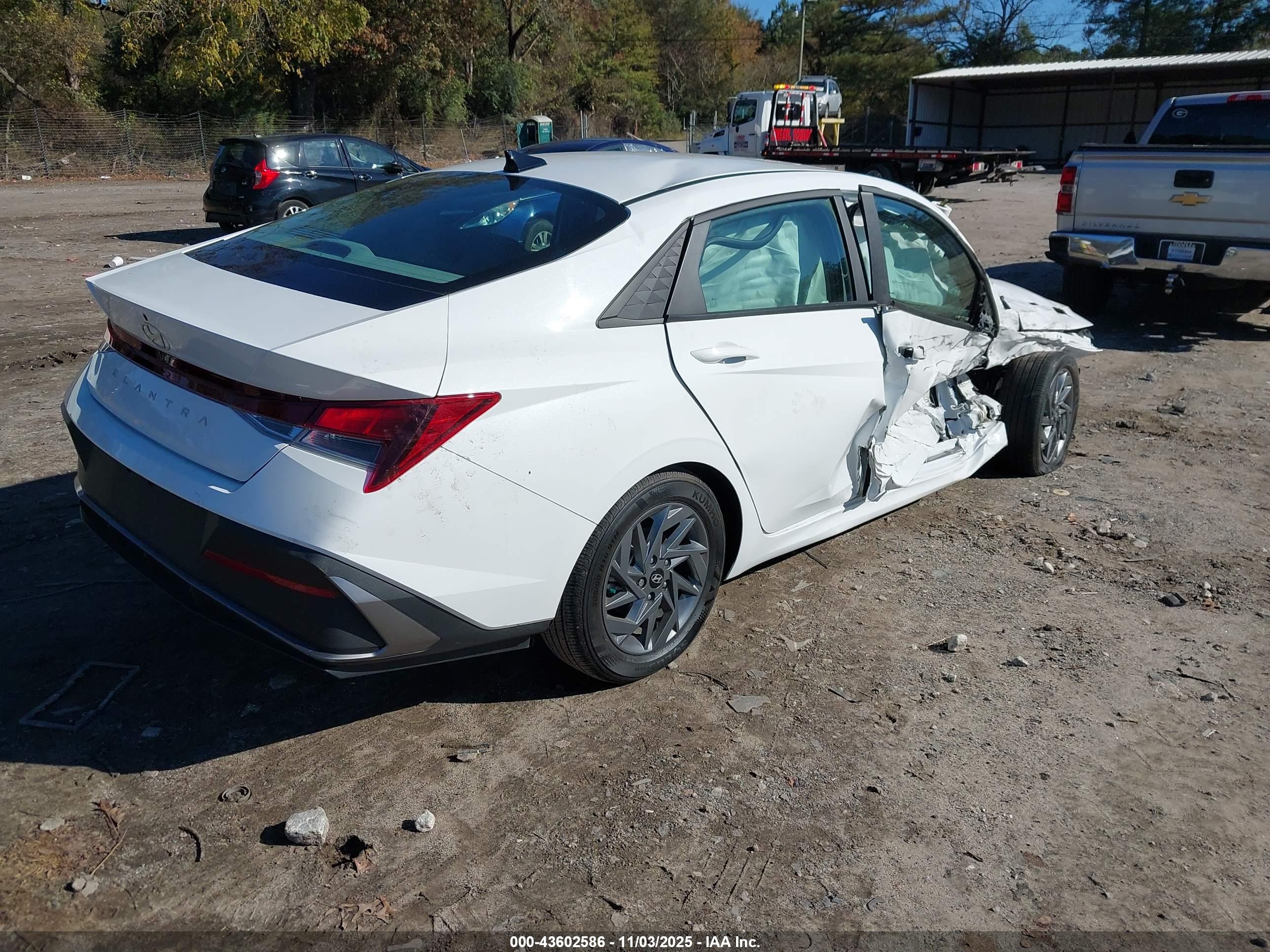HYUNDAI ELANTRA image 4