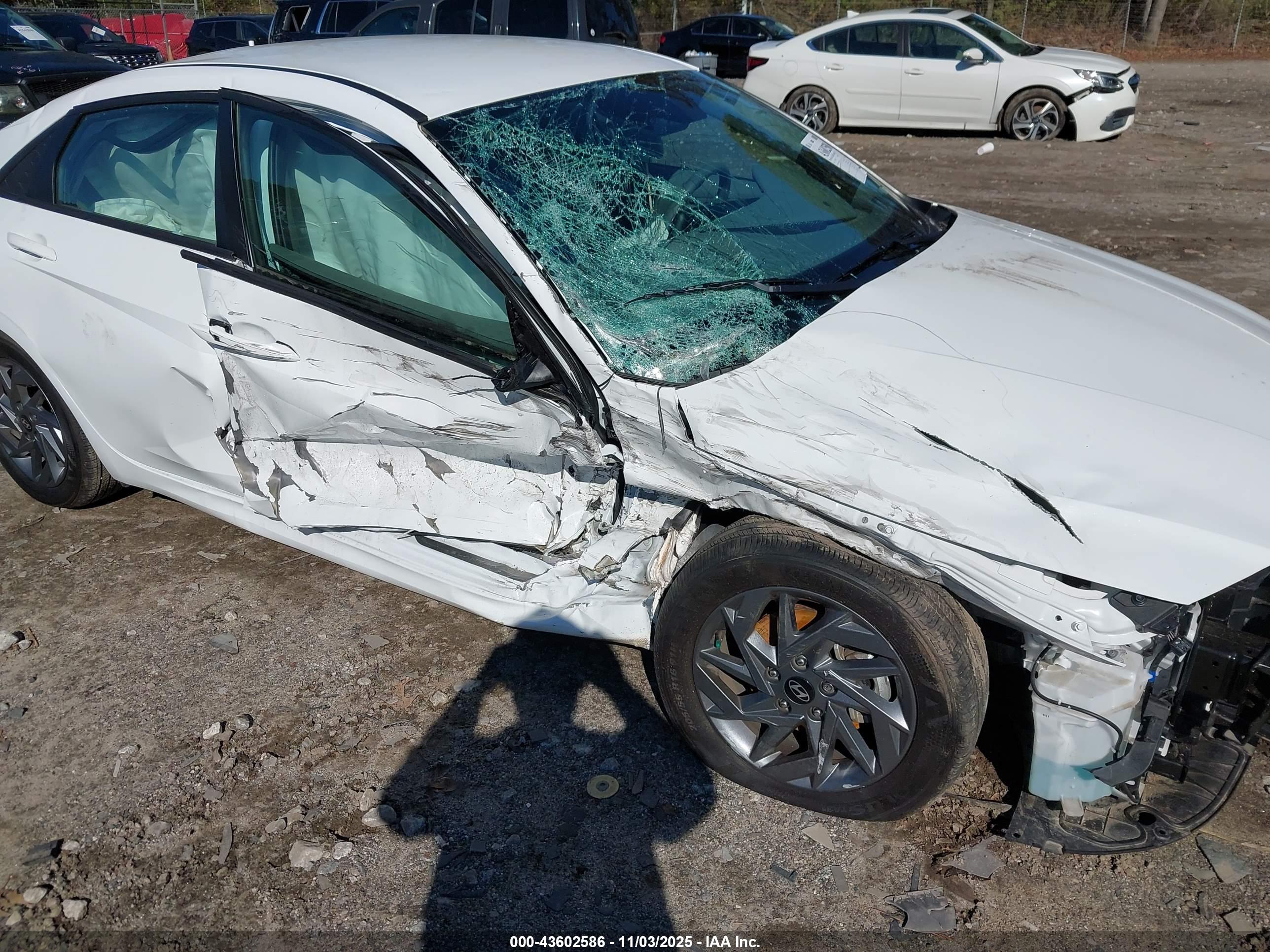 HYUNDAI ELANTRA image 6
