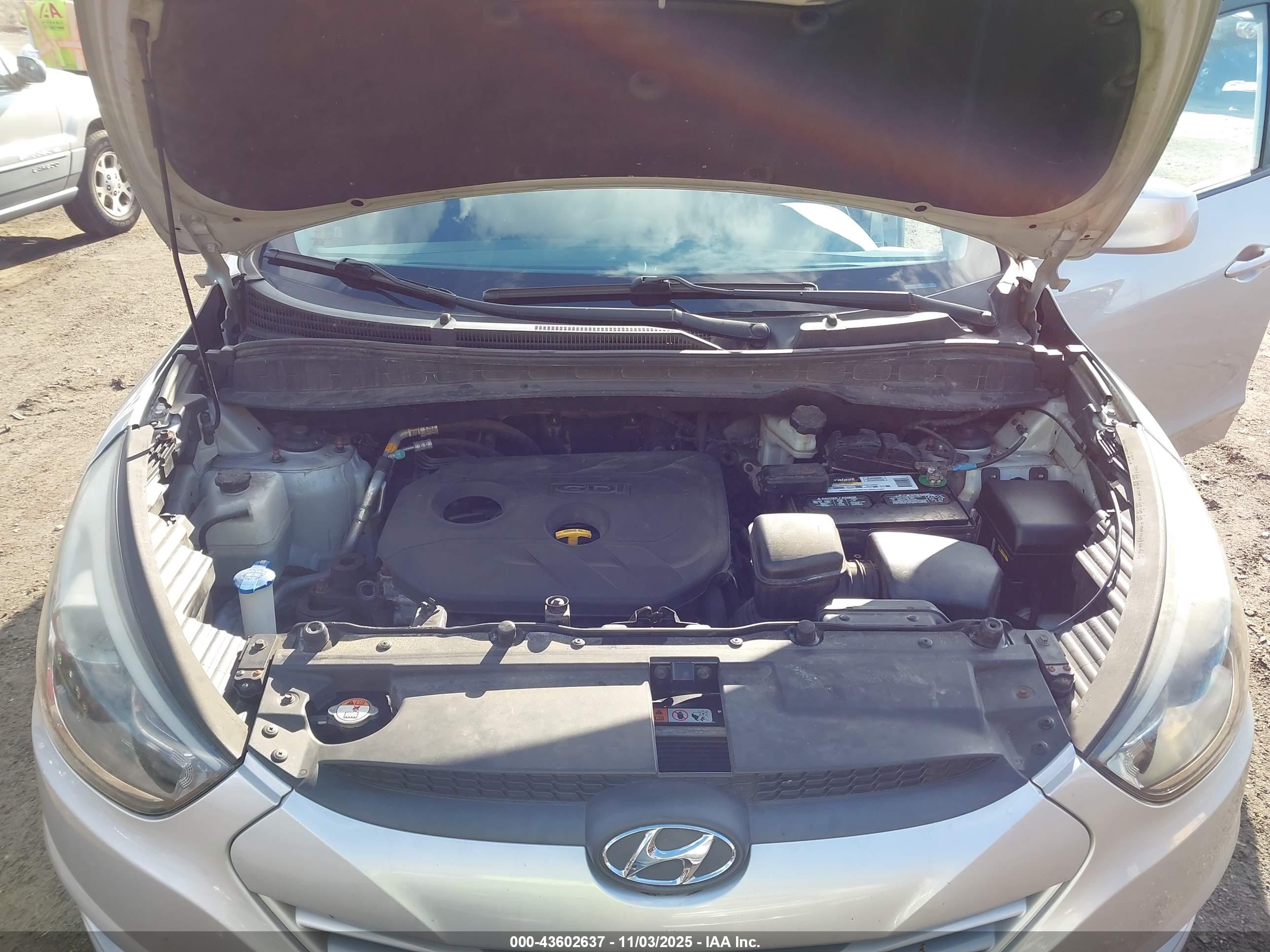 HYUNDAI TUCSON image 10