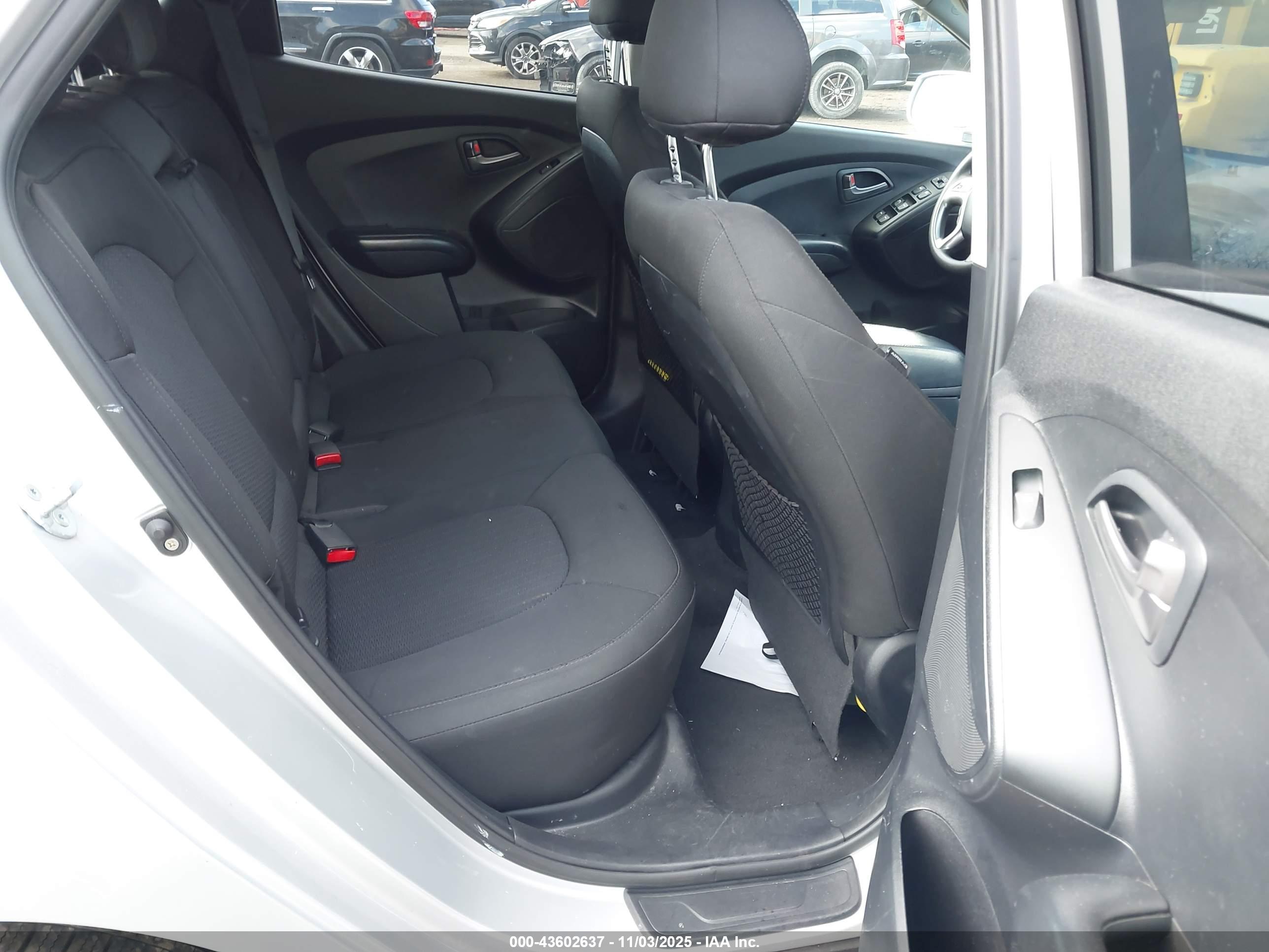 HYUNDAI TUCSON image 8