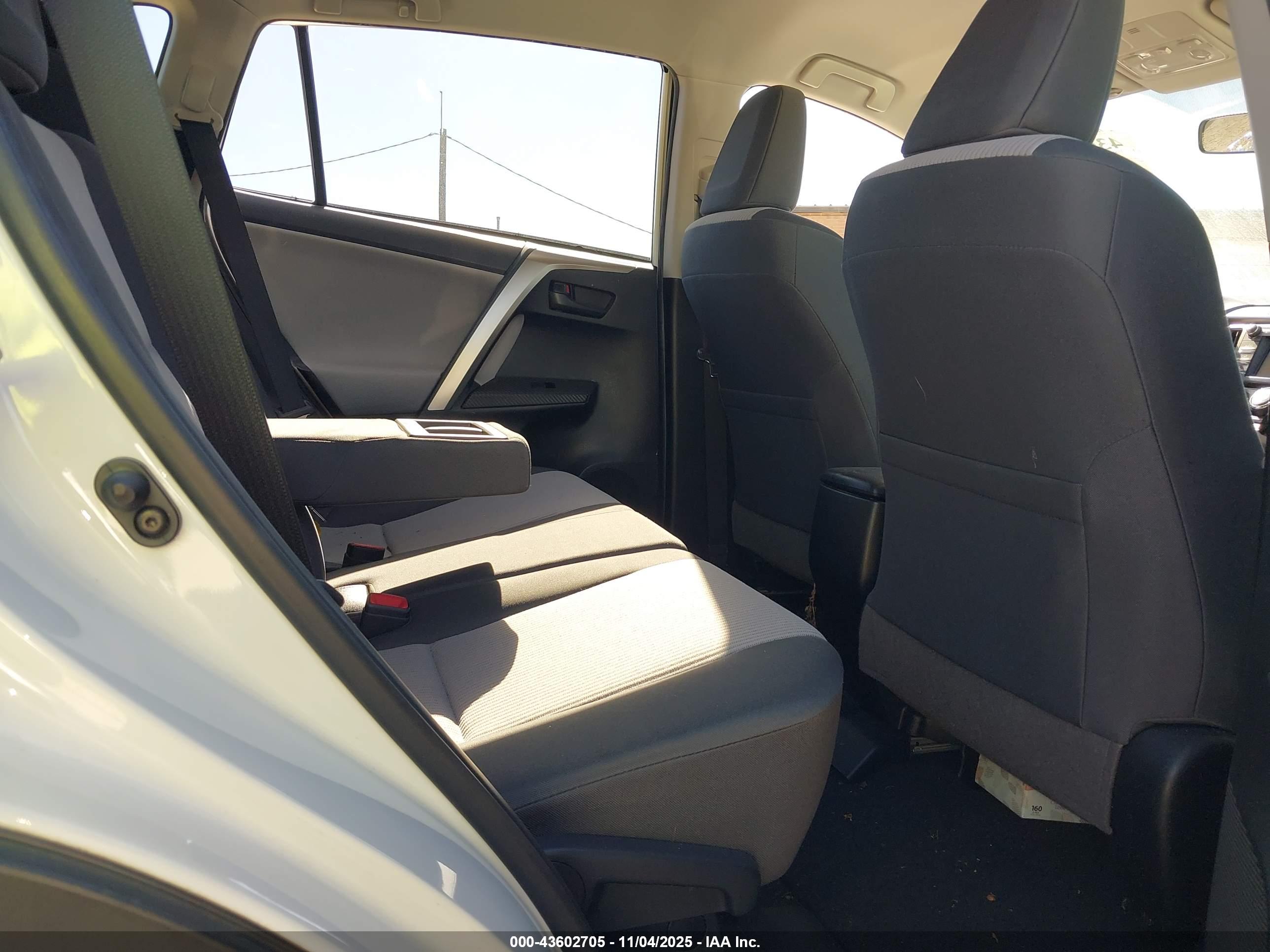 TOYOTA RAV4 image 8