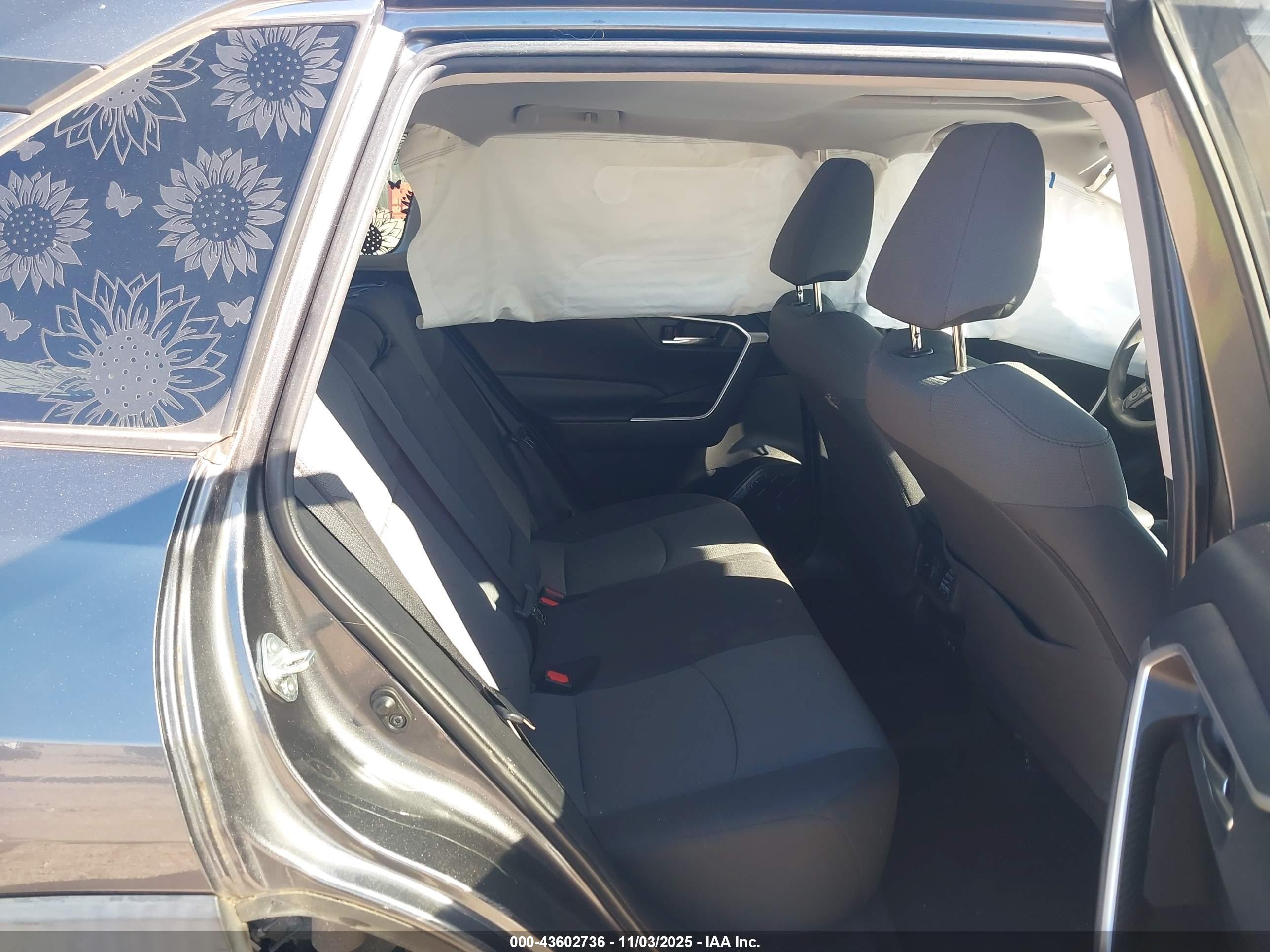 TOYOTA RAV4 image 8