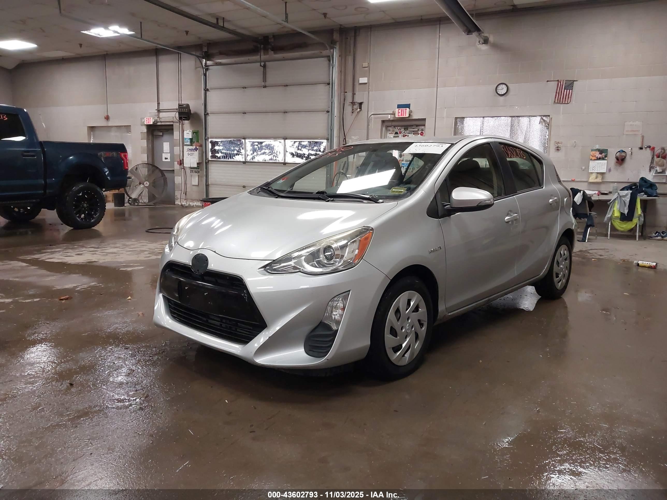 TOYOTA PRIUS image 2