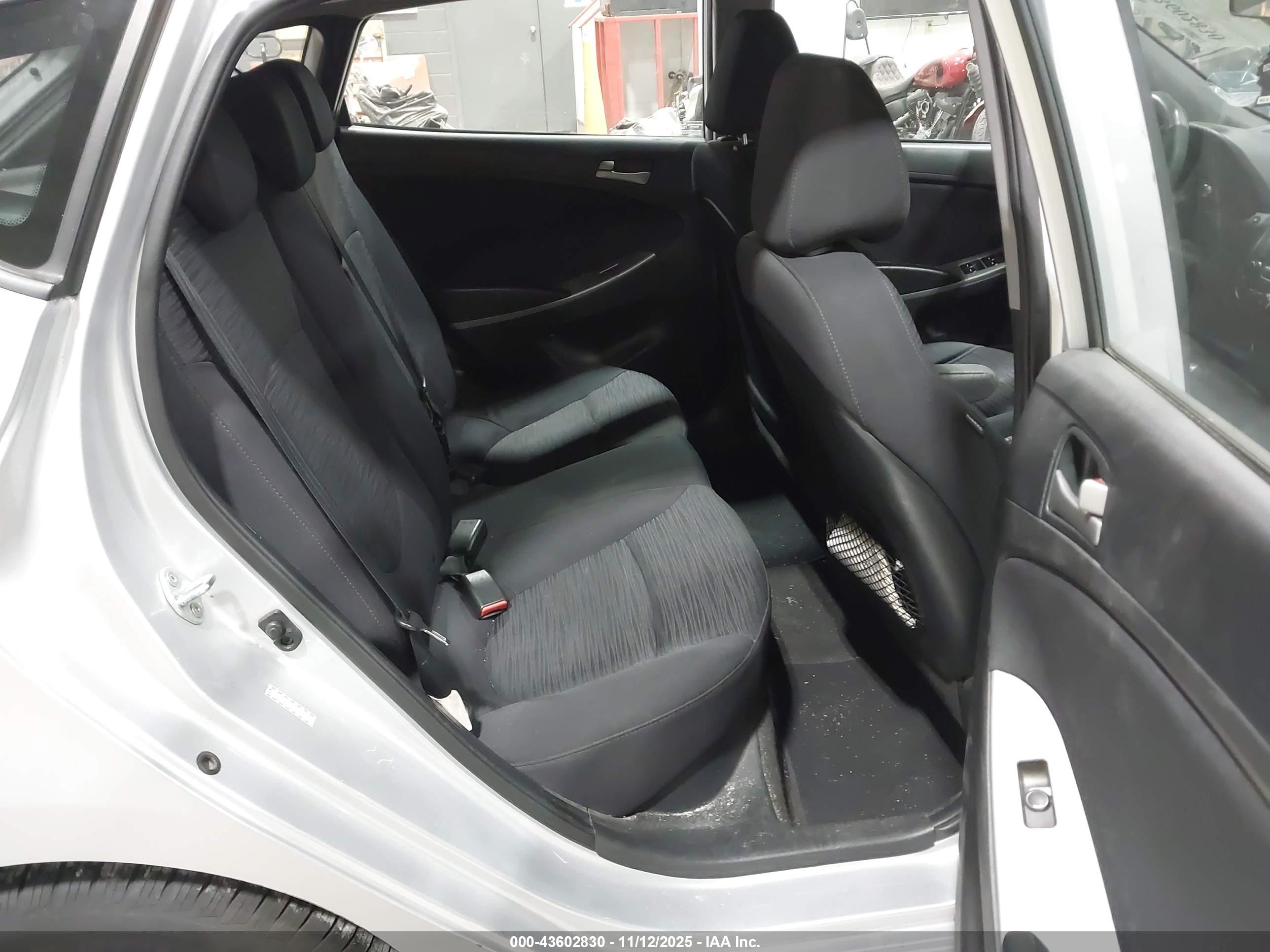 HYUNDAI ACCENT image 8