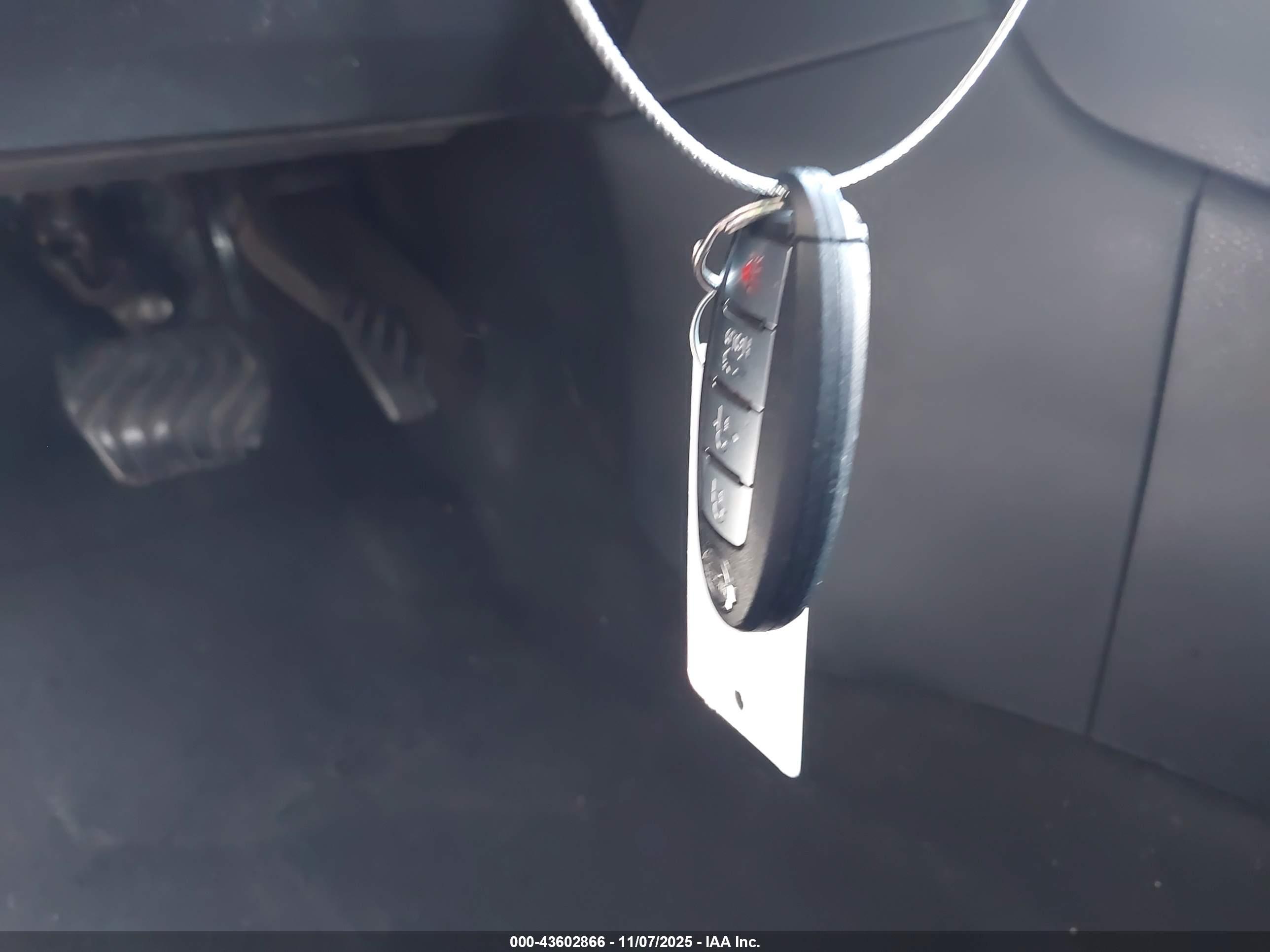 NISSAN VERSA image 11