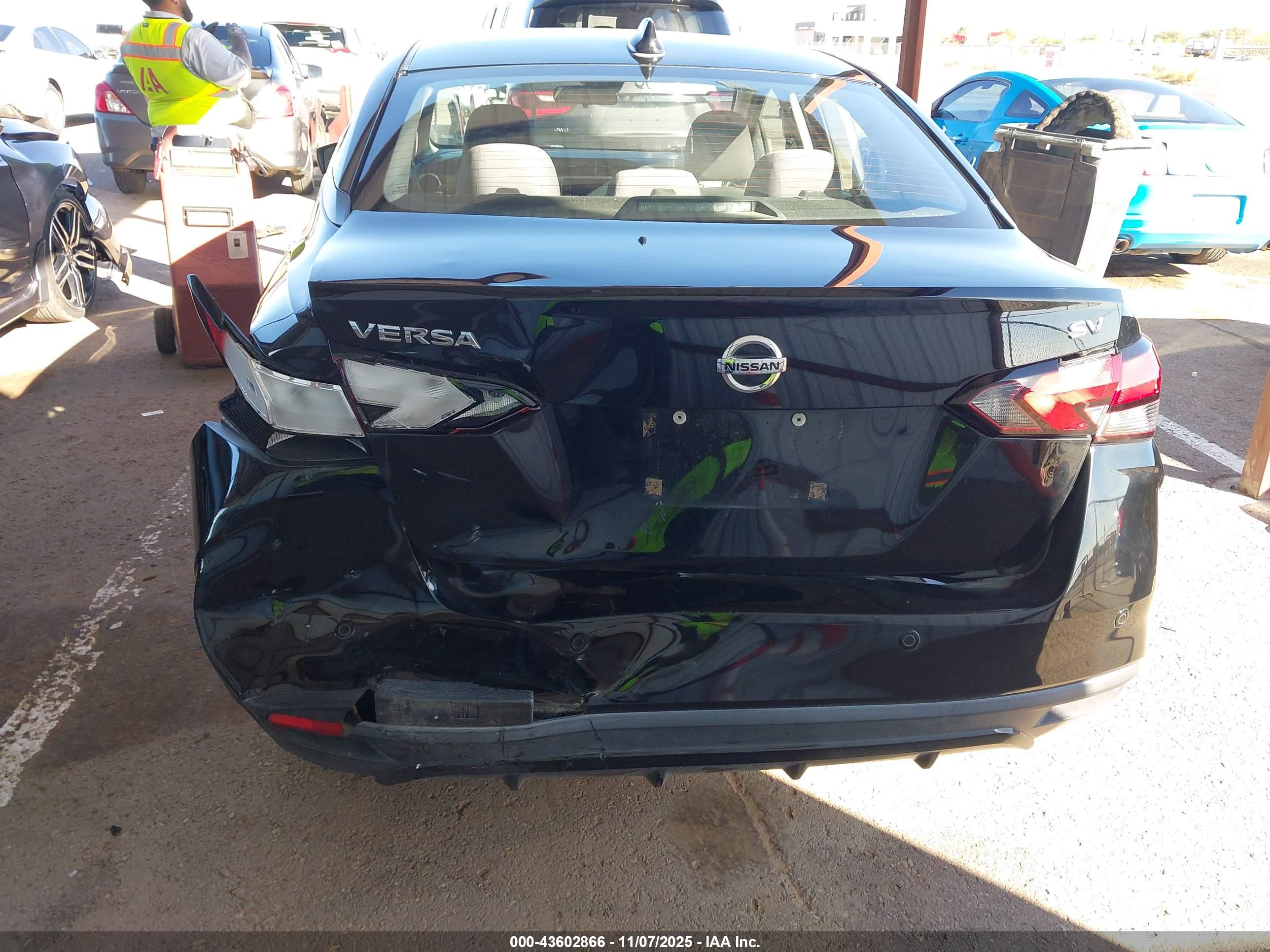 NISSAN VERSA image 6
