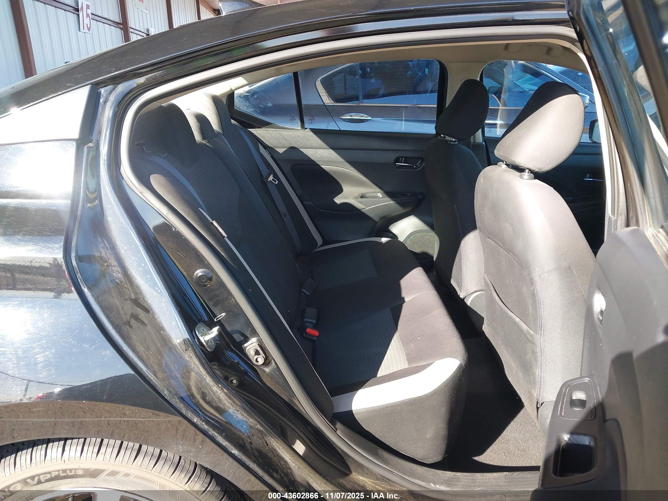 NISSAN VERSA image 8