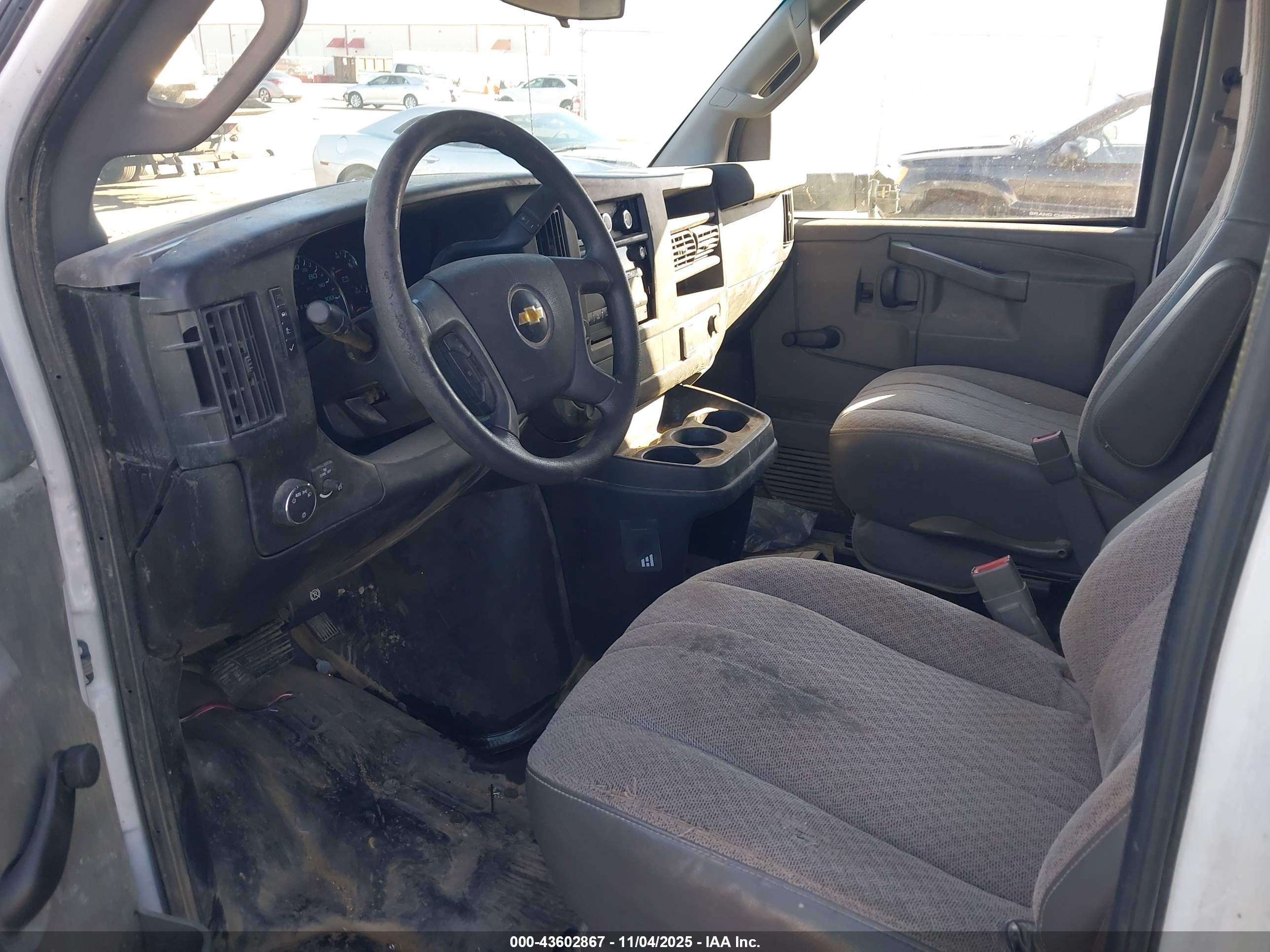 CHEVROLET EXPRESS image 8