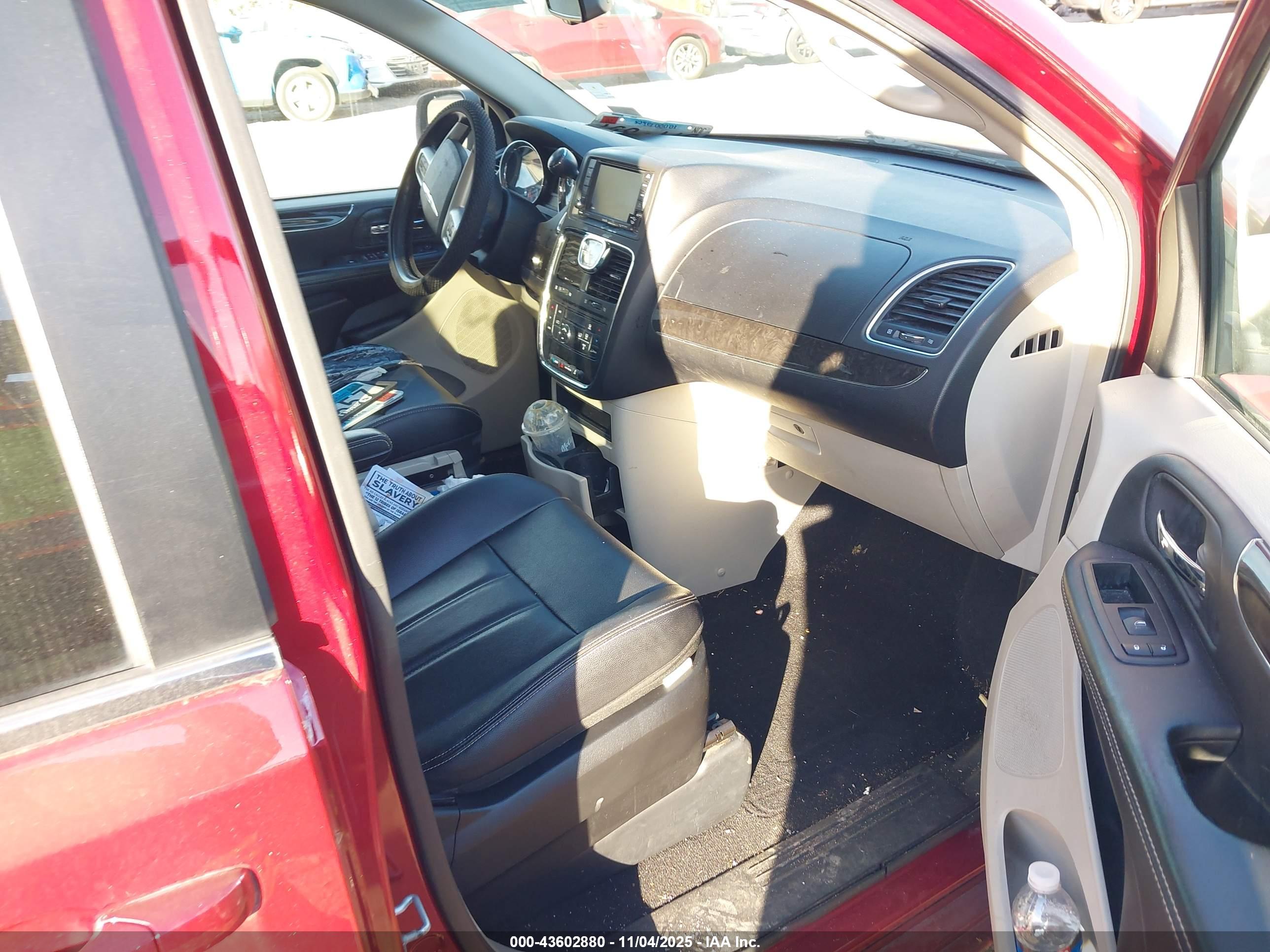 CHRYSLER TOWN image 5
