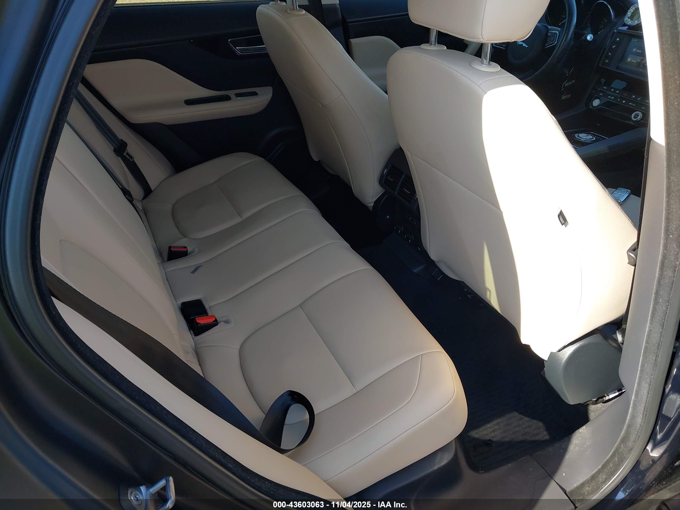 JAGUAR F-PACE image 8