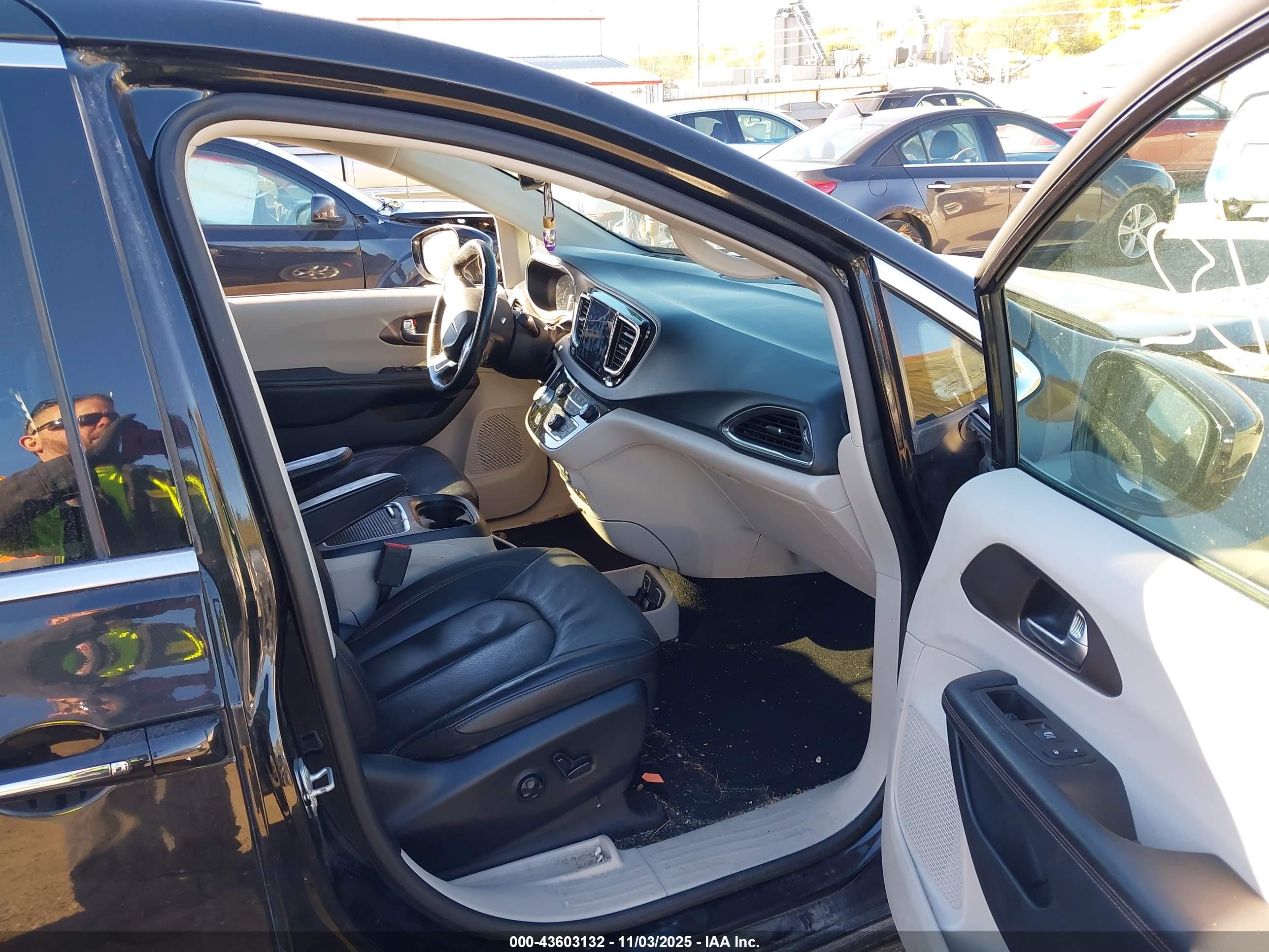 CHRYSLER PACIFICA image 5
