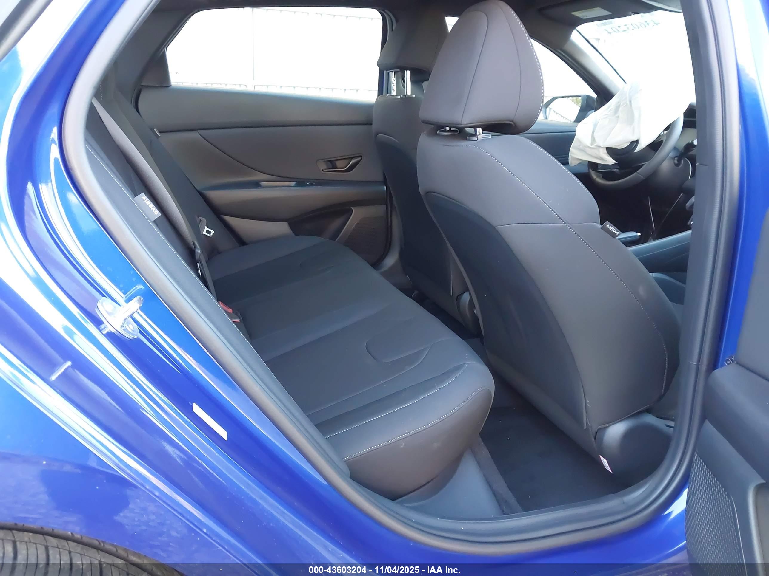 HYUNDAI ELANTRA image 8