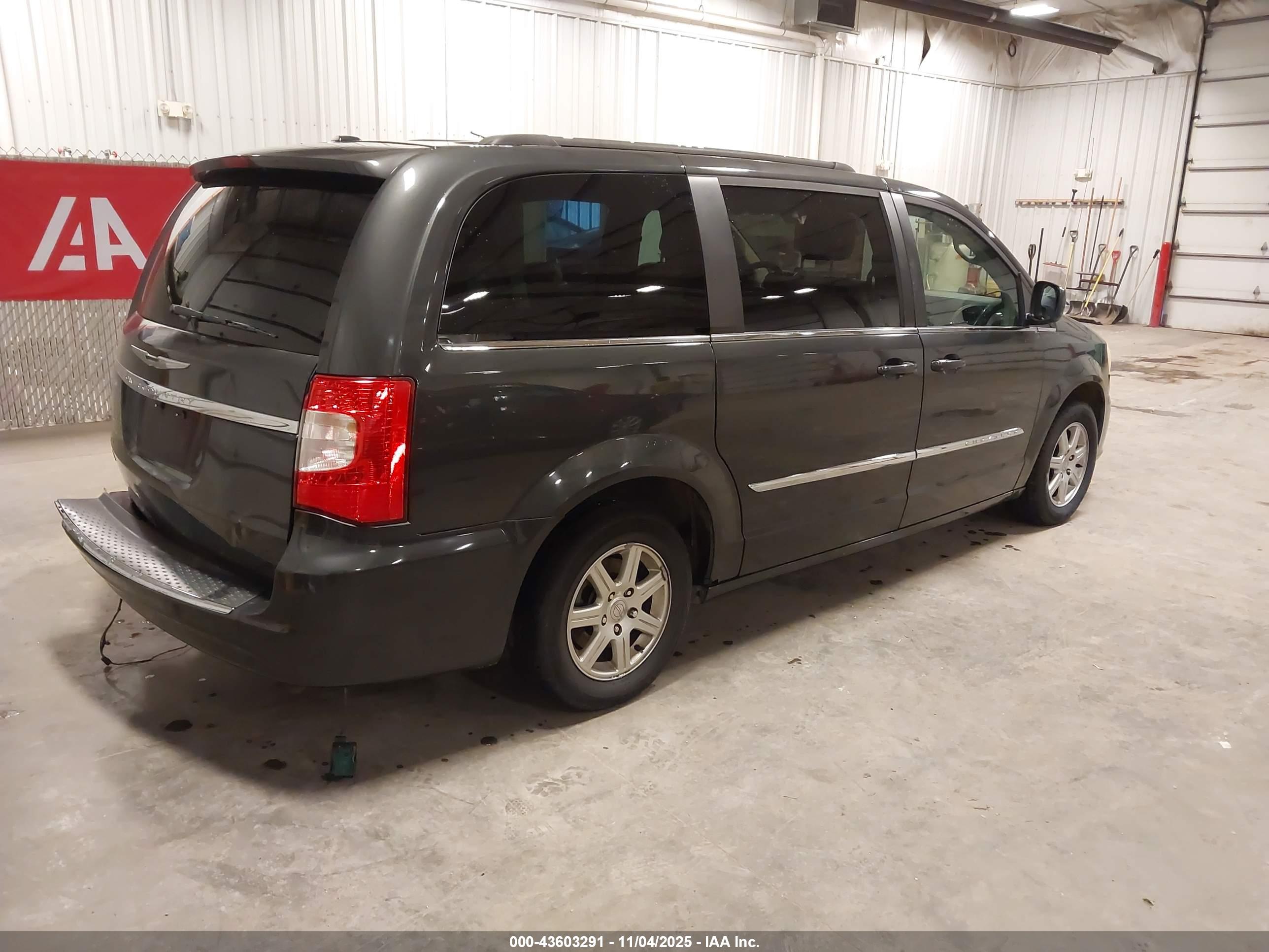 CHRYSLER TOWN image 4