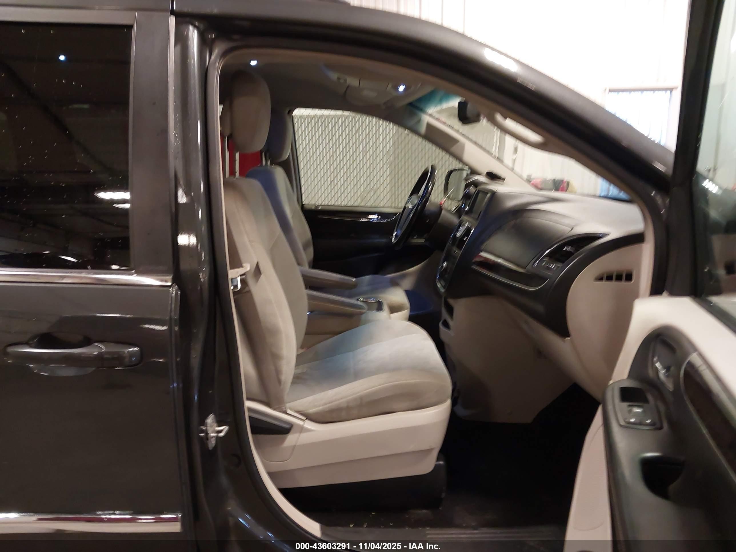 CHRYSLER TOWN image 5