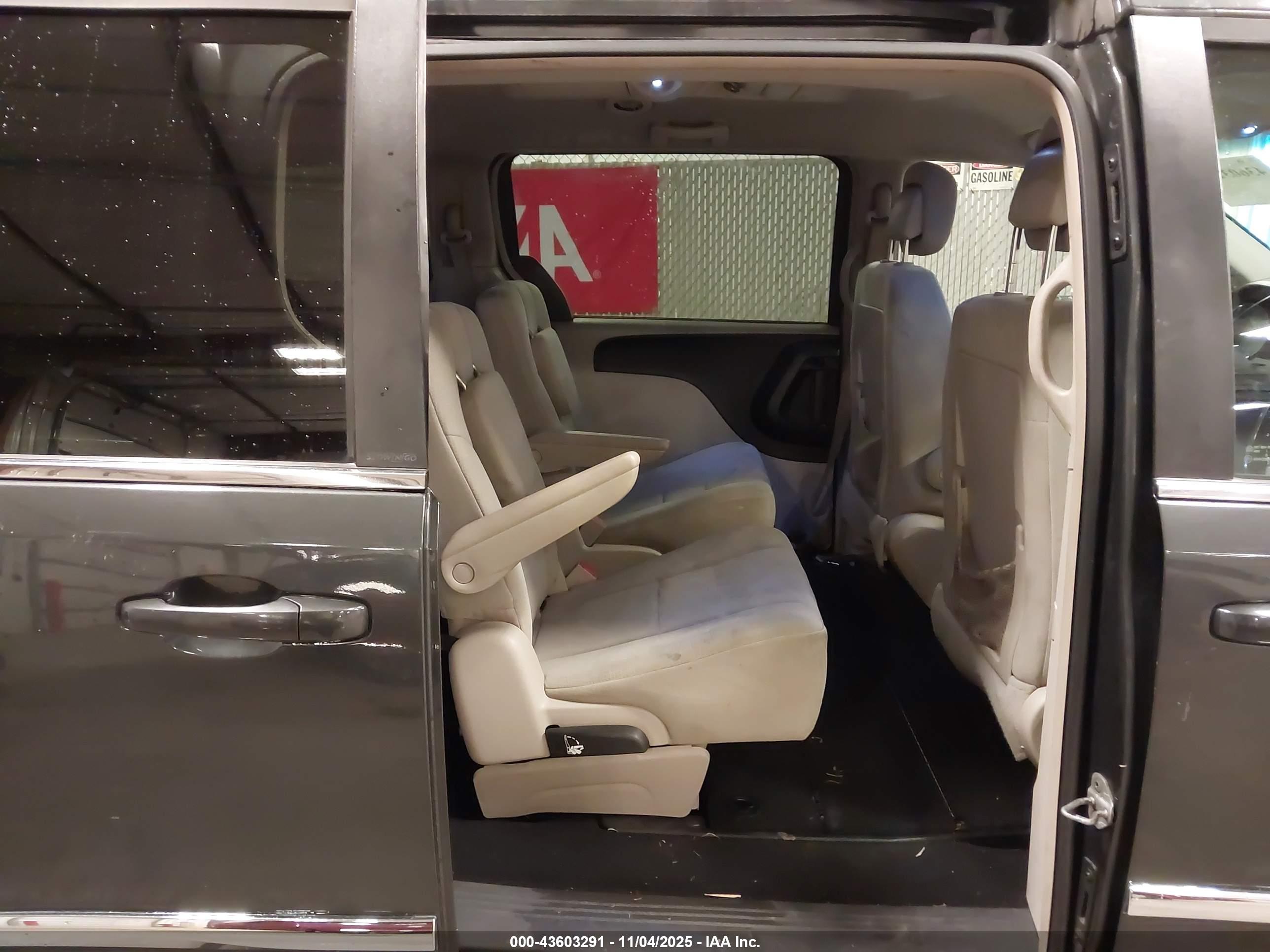 CHRYSLER TOWN image 8