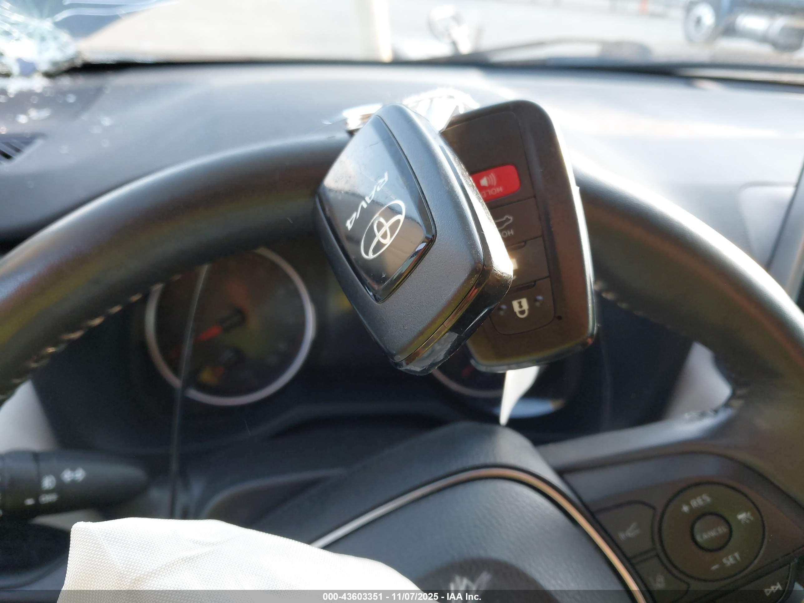 TOYOTA RAV4 image 11