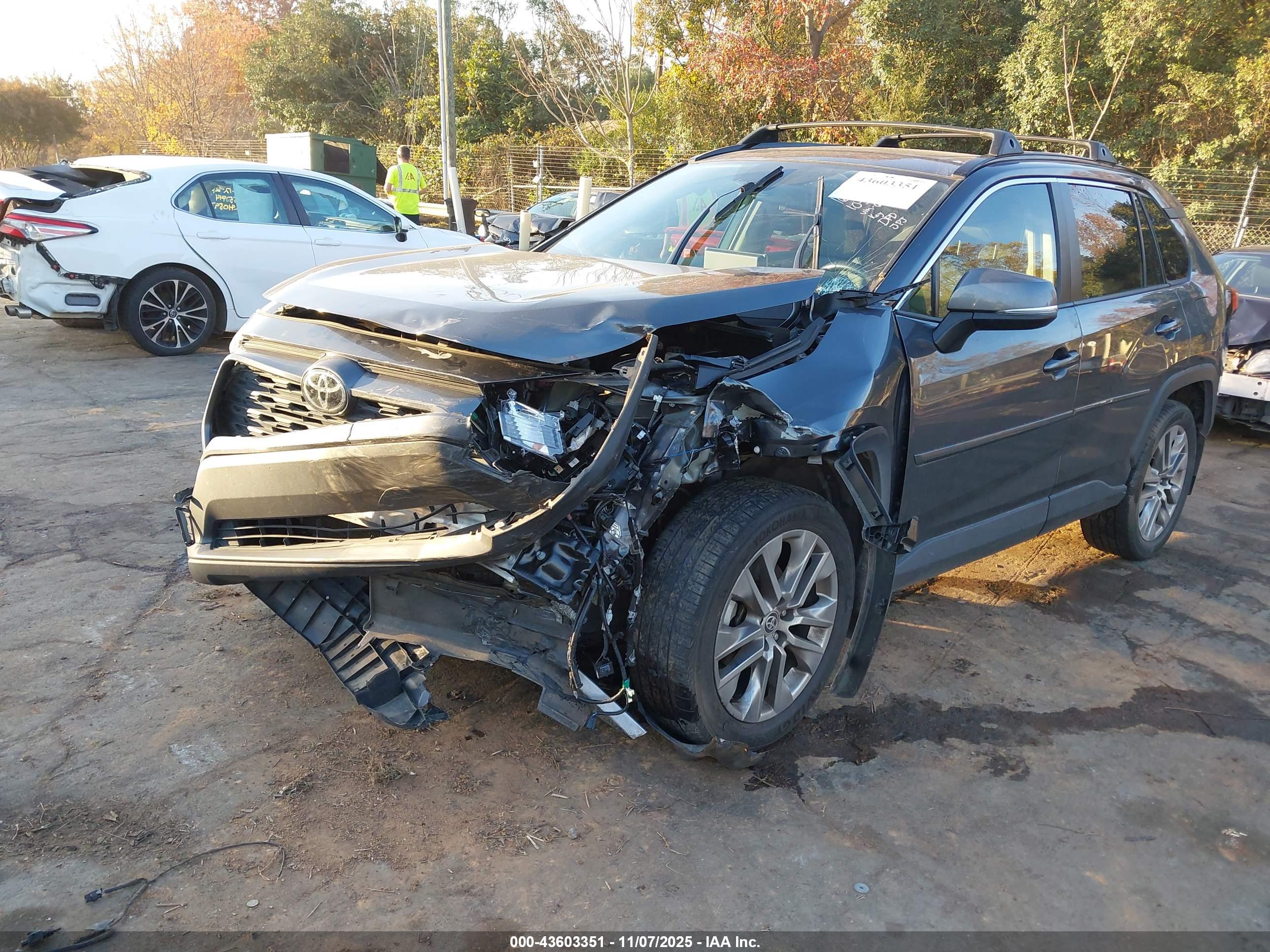 TOYOTA RAV4 image 2