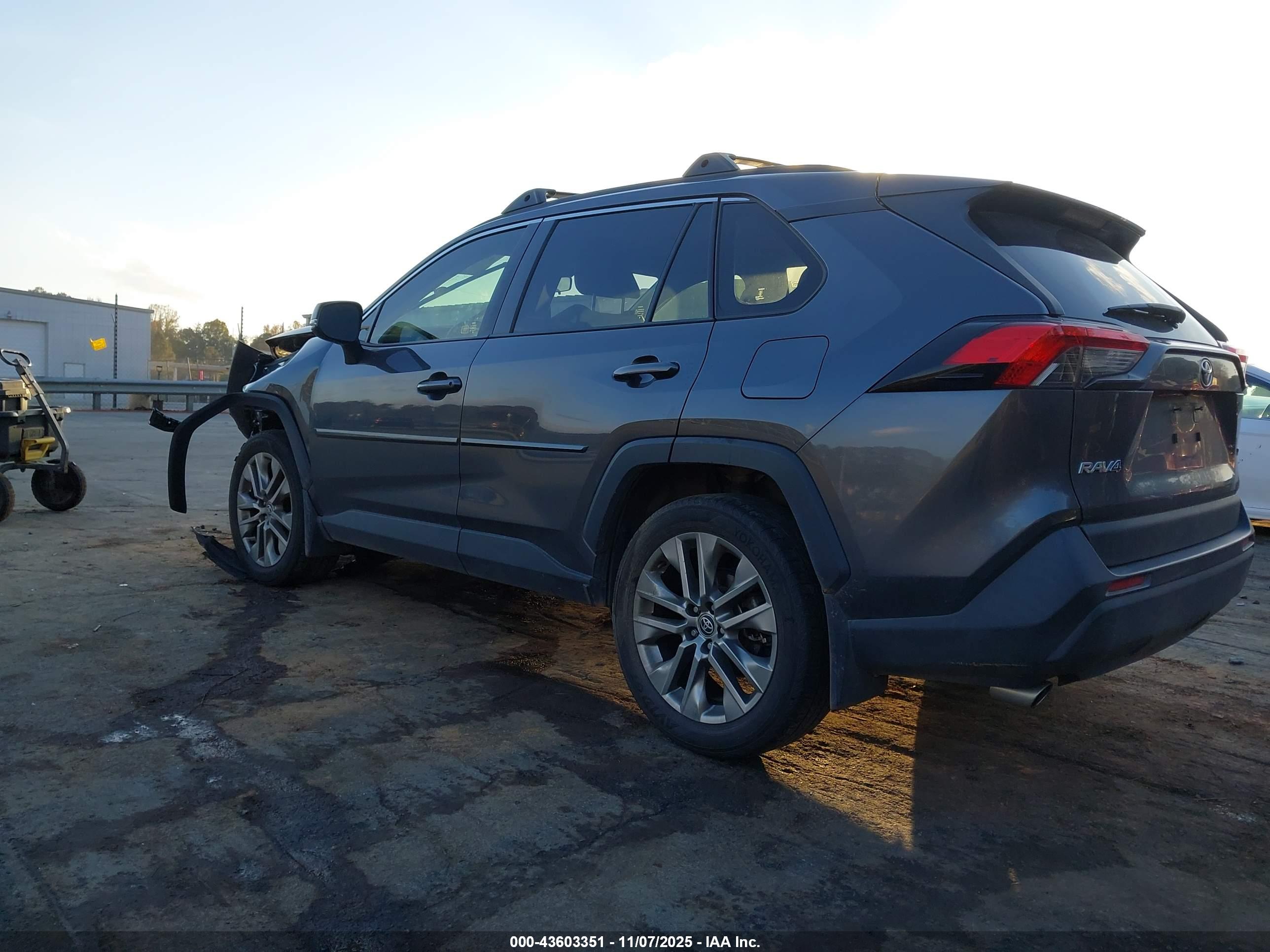 TOYOTA RAV4 image 3