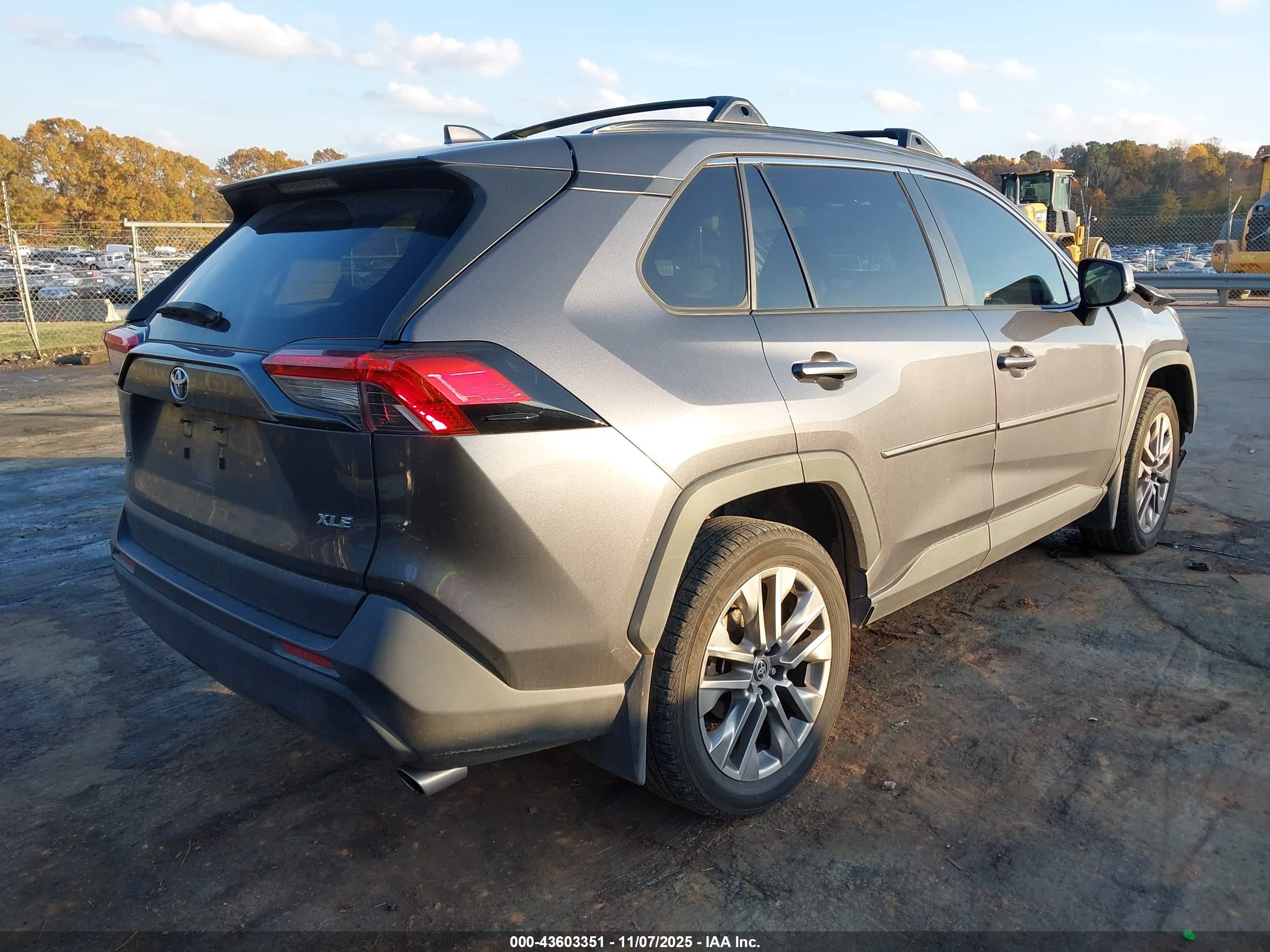 TOYOTA RAV4 image 4