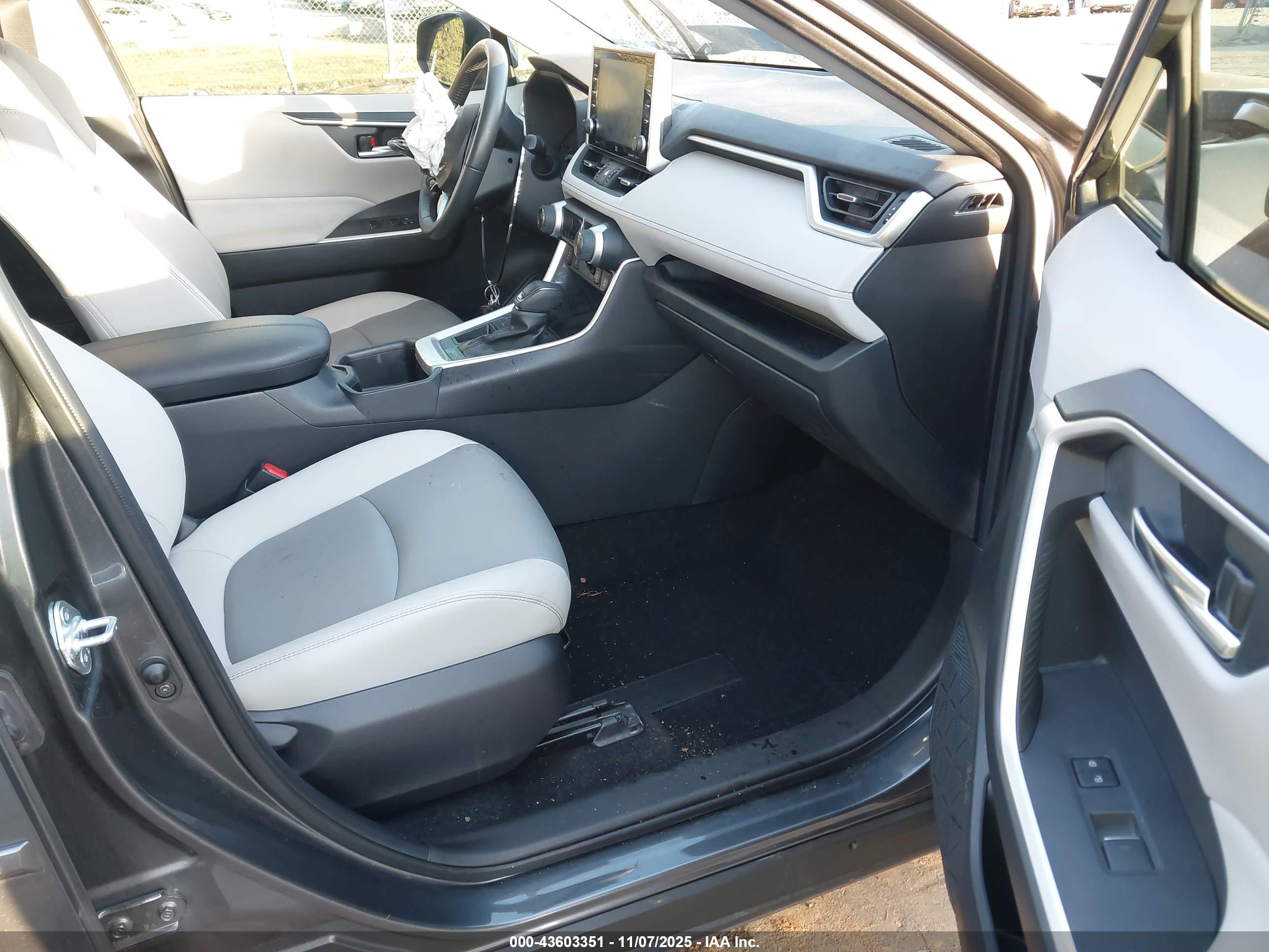 TOYOTA RAV4 image 5