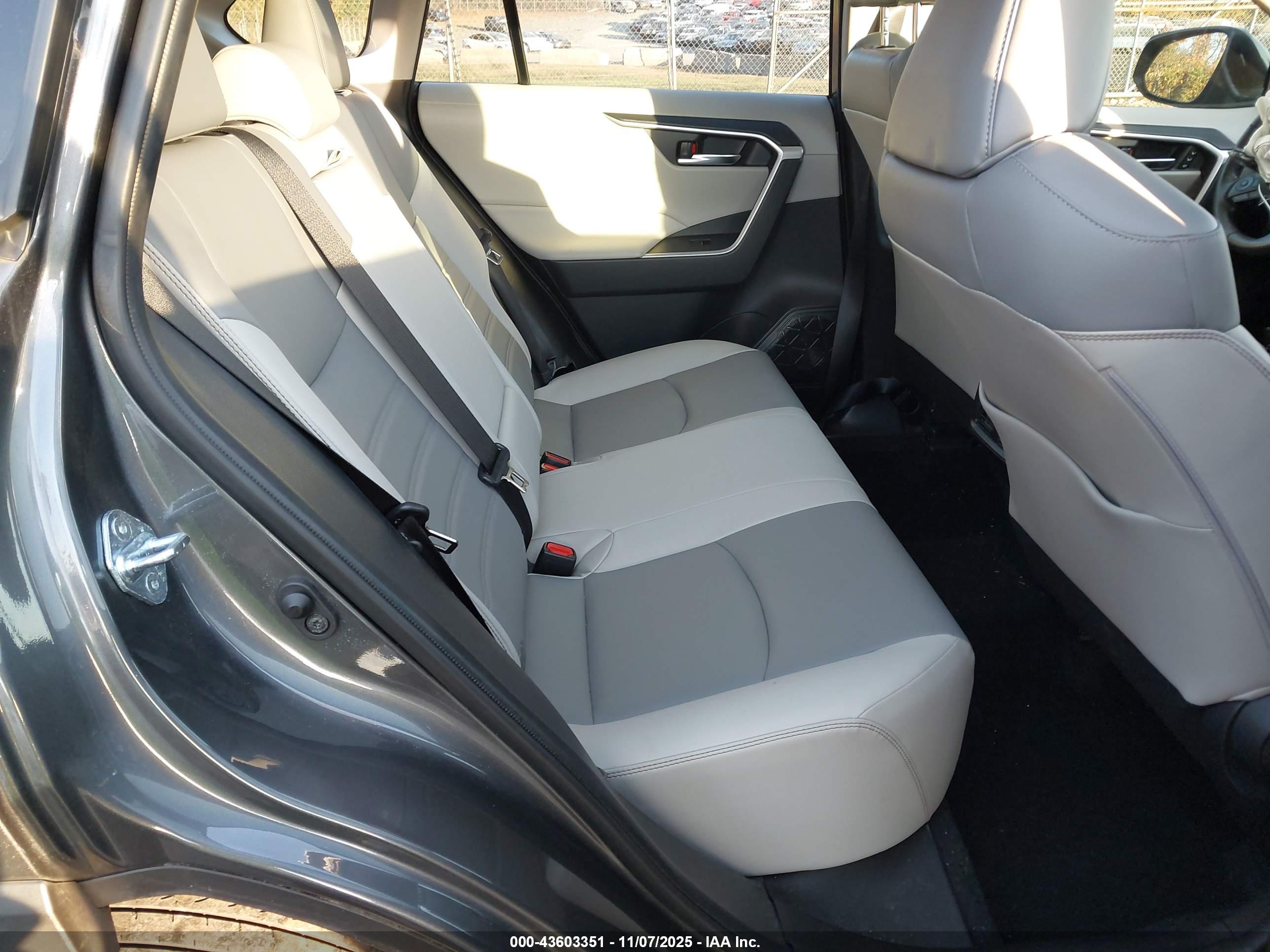 TOYOTA RAV4 image 8