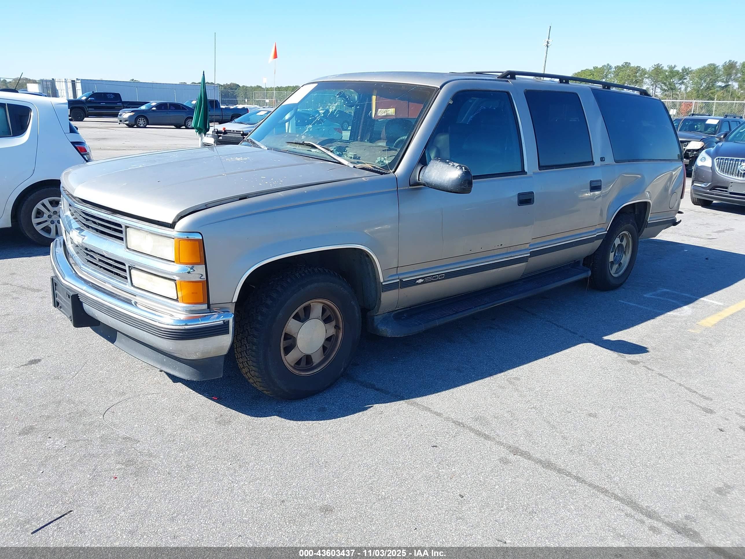 CHEVROLET SUBURBAN image 2