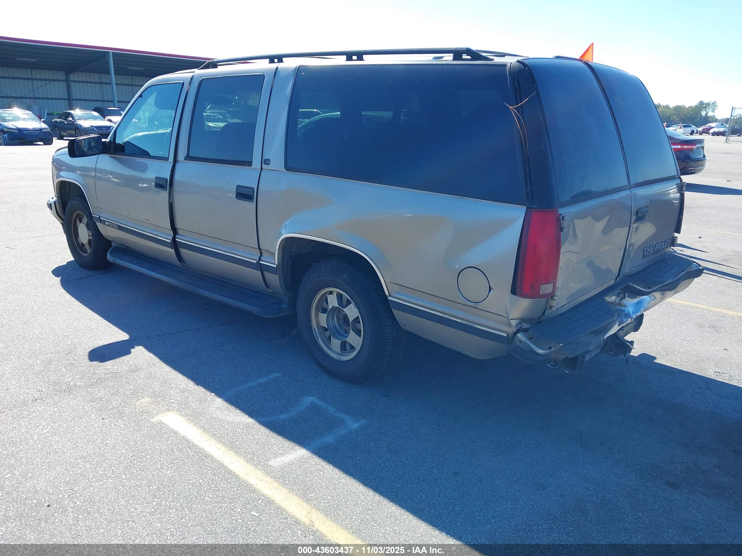 CHEVROLET SUBURBAN image 3