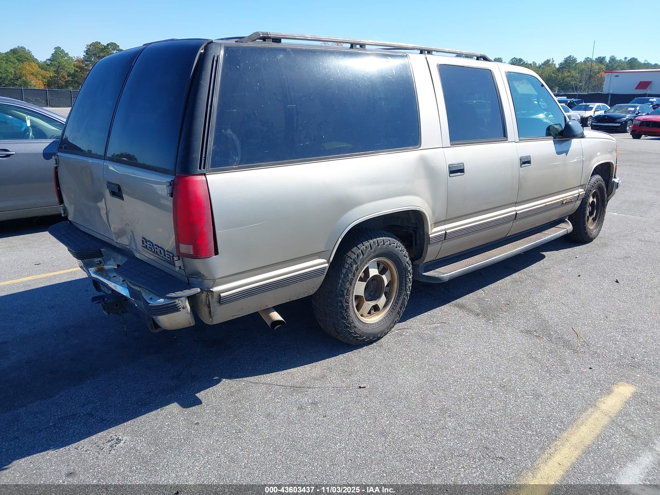 CHEVROLET SUBURBAN image 4