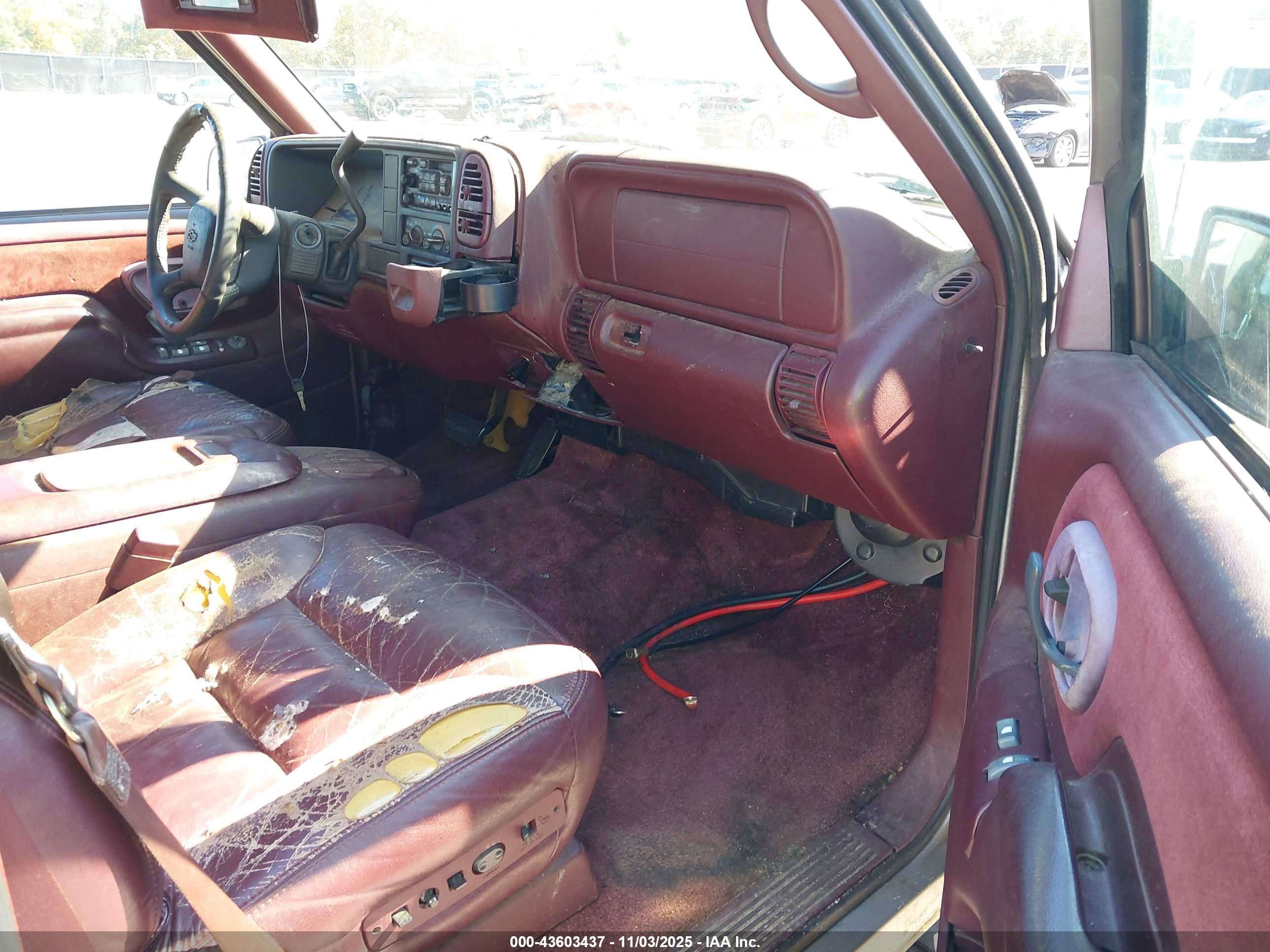 CHEVROLET SUBURBAN image 5