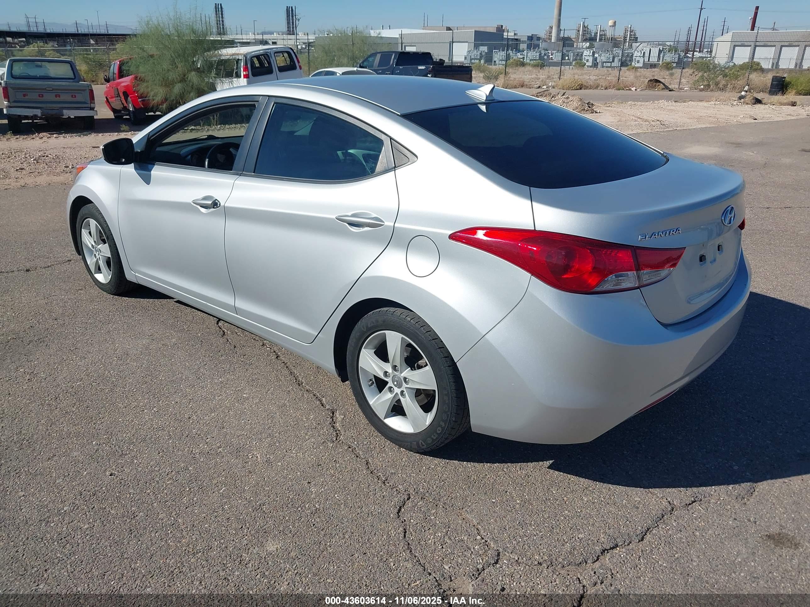 HYUNDAI ELANTRA image 3