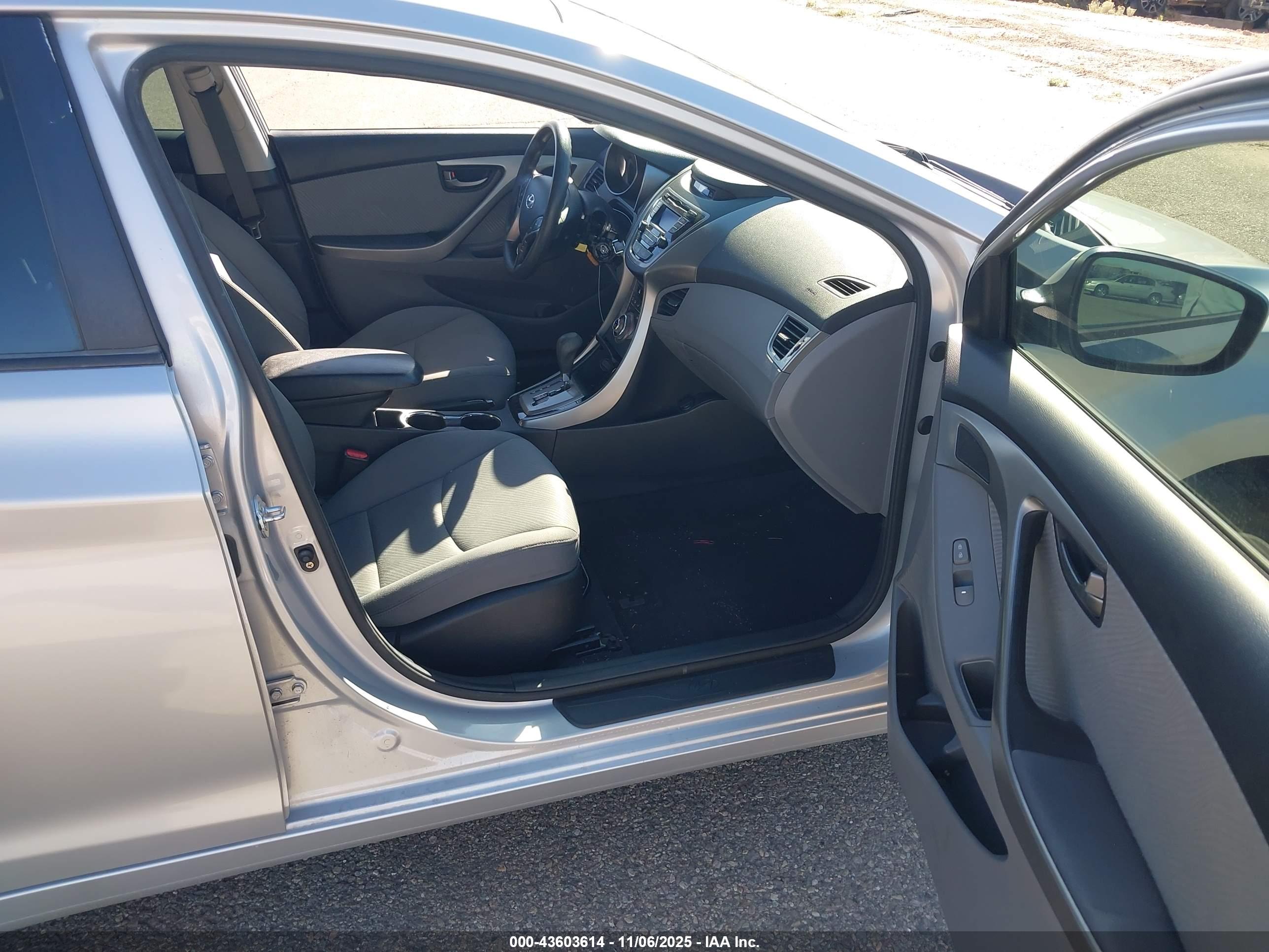 HYUNDAI ELANTRA image 5