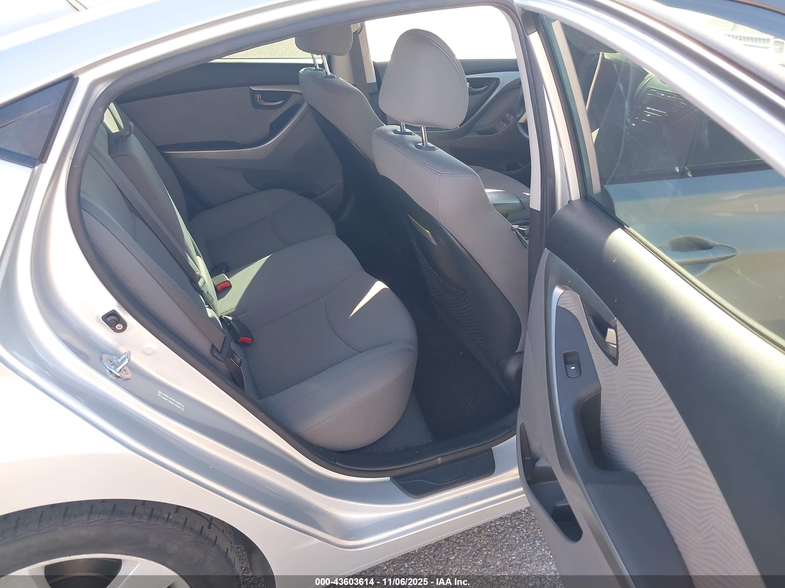 HYUNDAI ELANTRA image 8