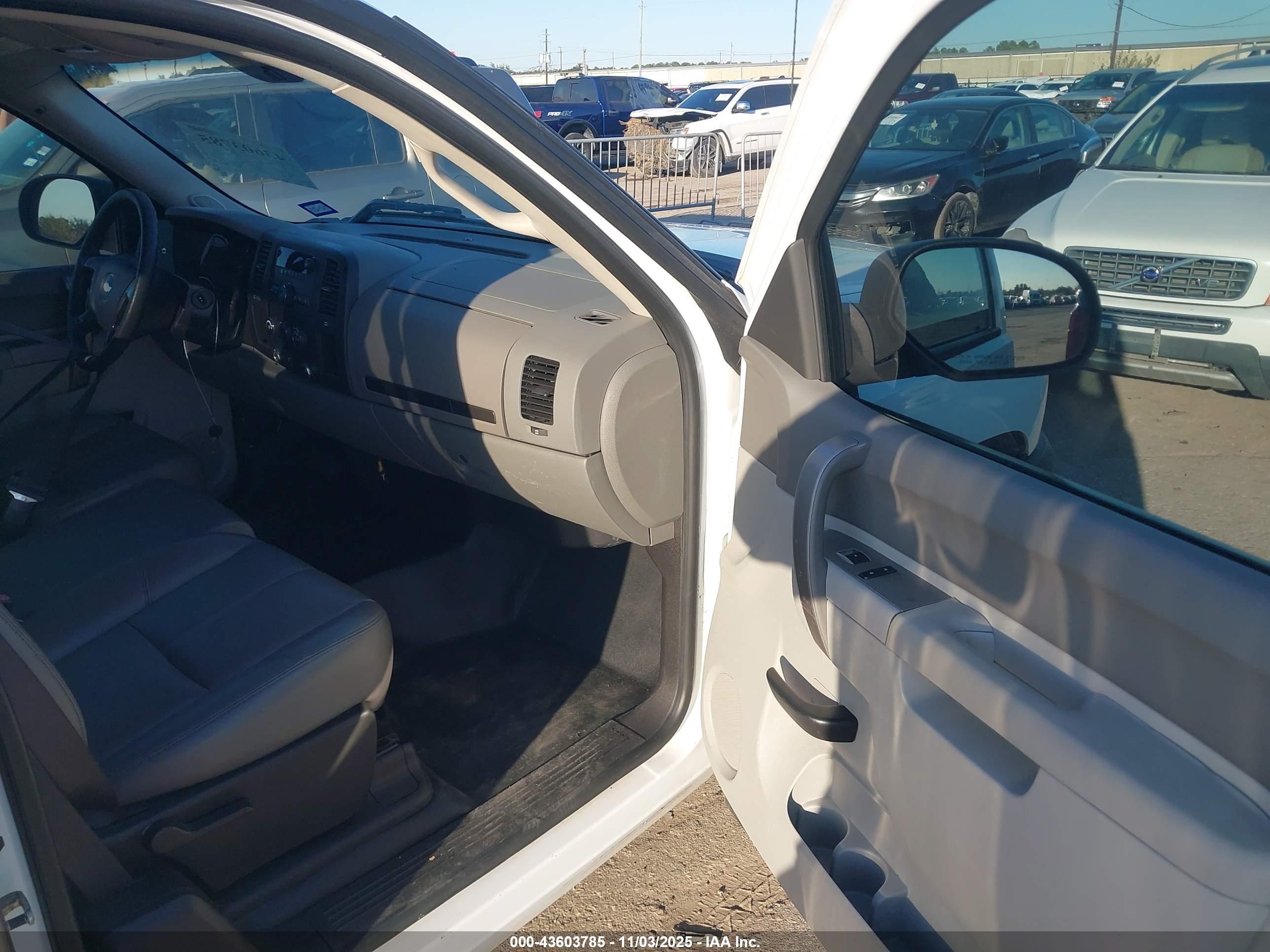CHEVROLET SILVERADO image 5