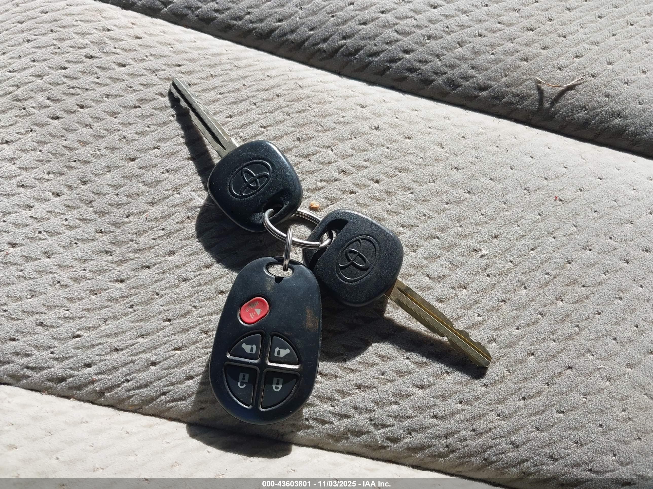 TOYOTA SIENNA image 11