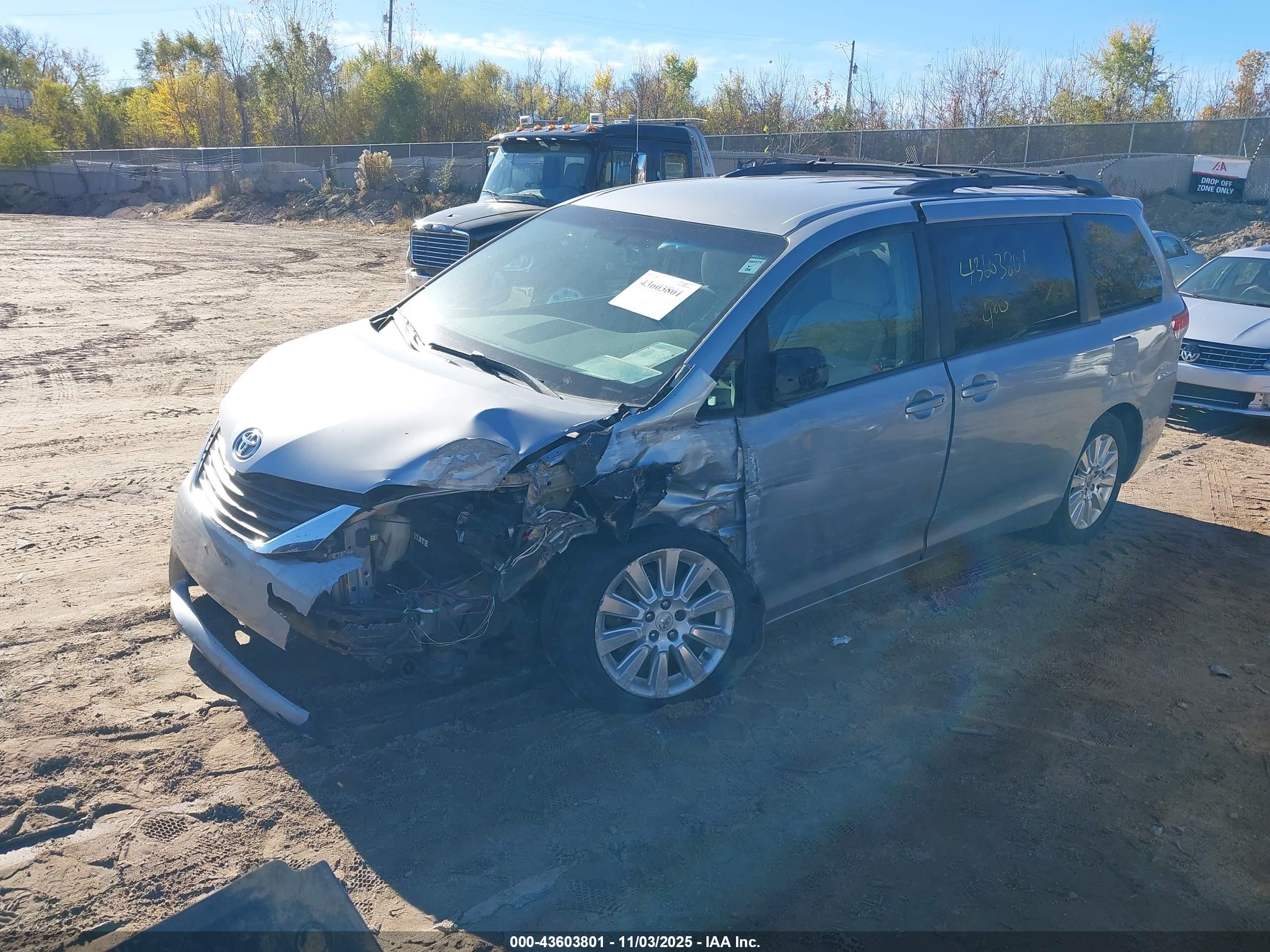 TOYOTA SIENNA image 2
