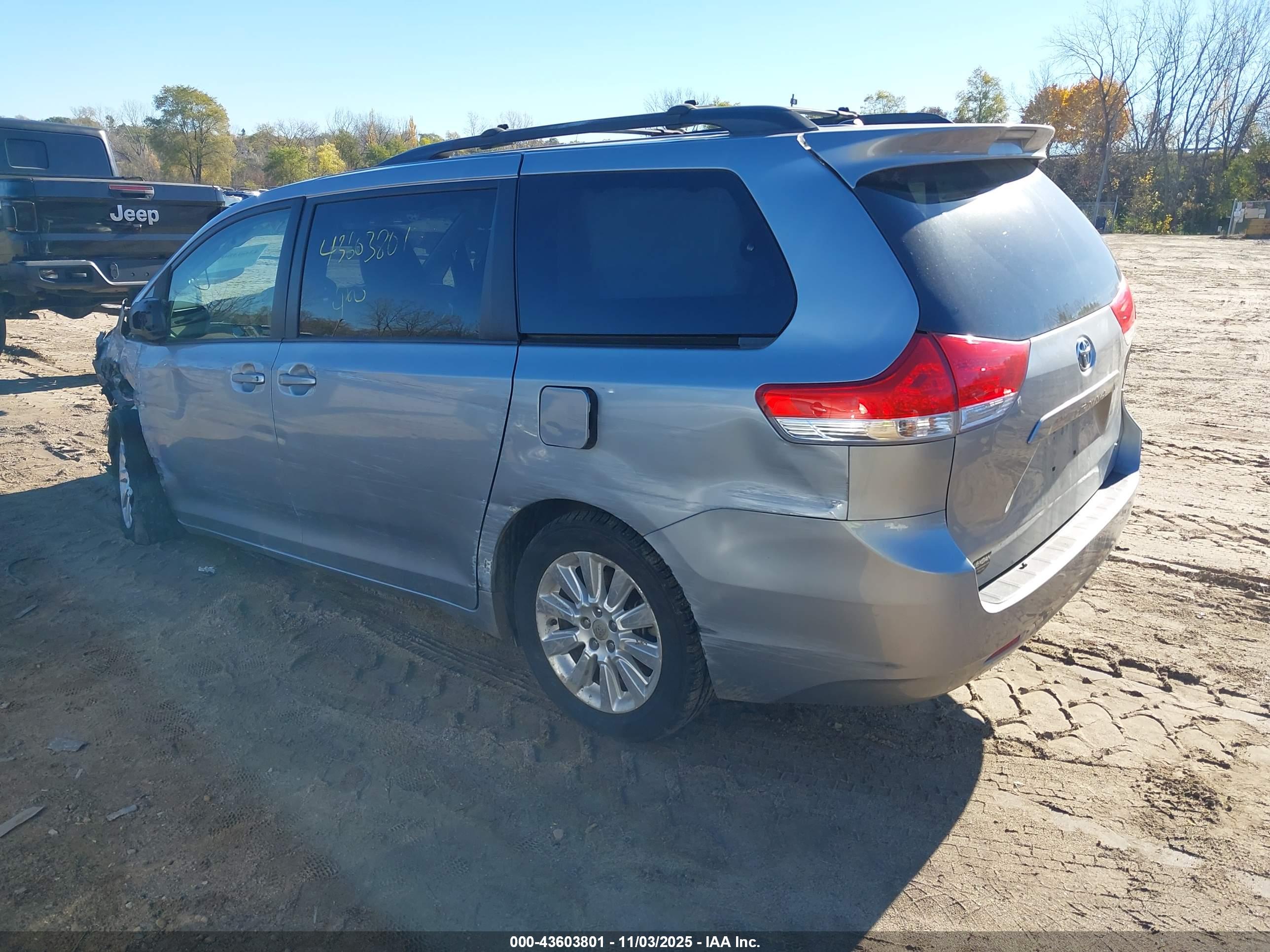 TOYOTA SIENNA image 3