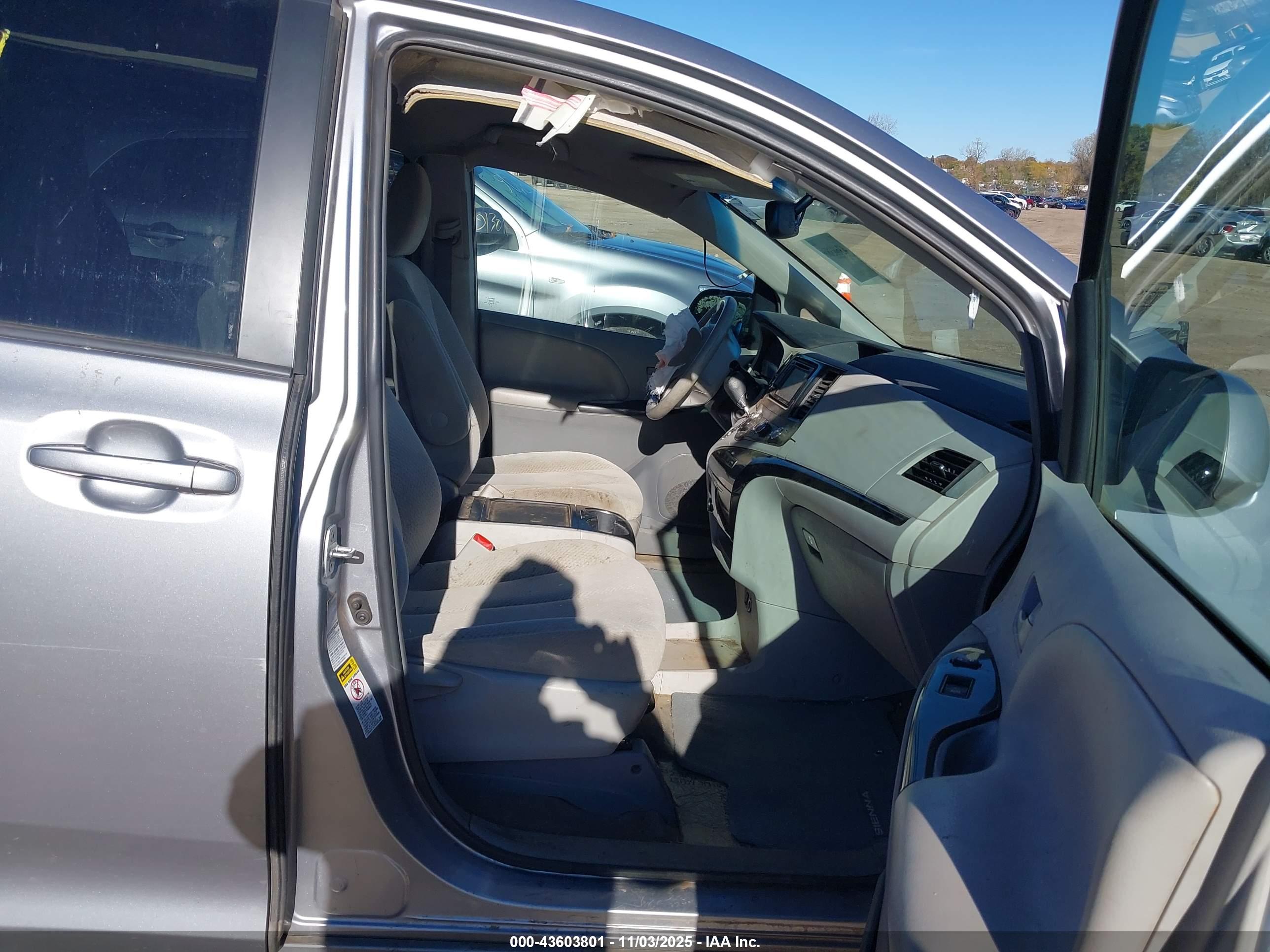 TOYOTA SIENNA image 5
