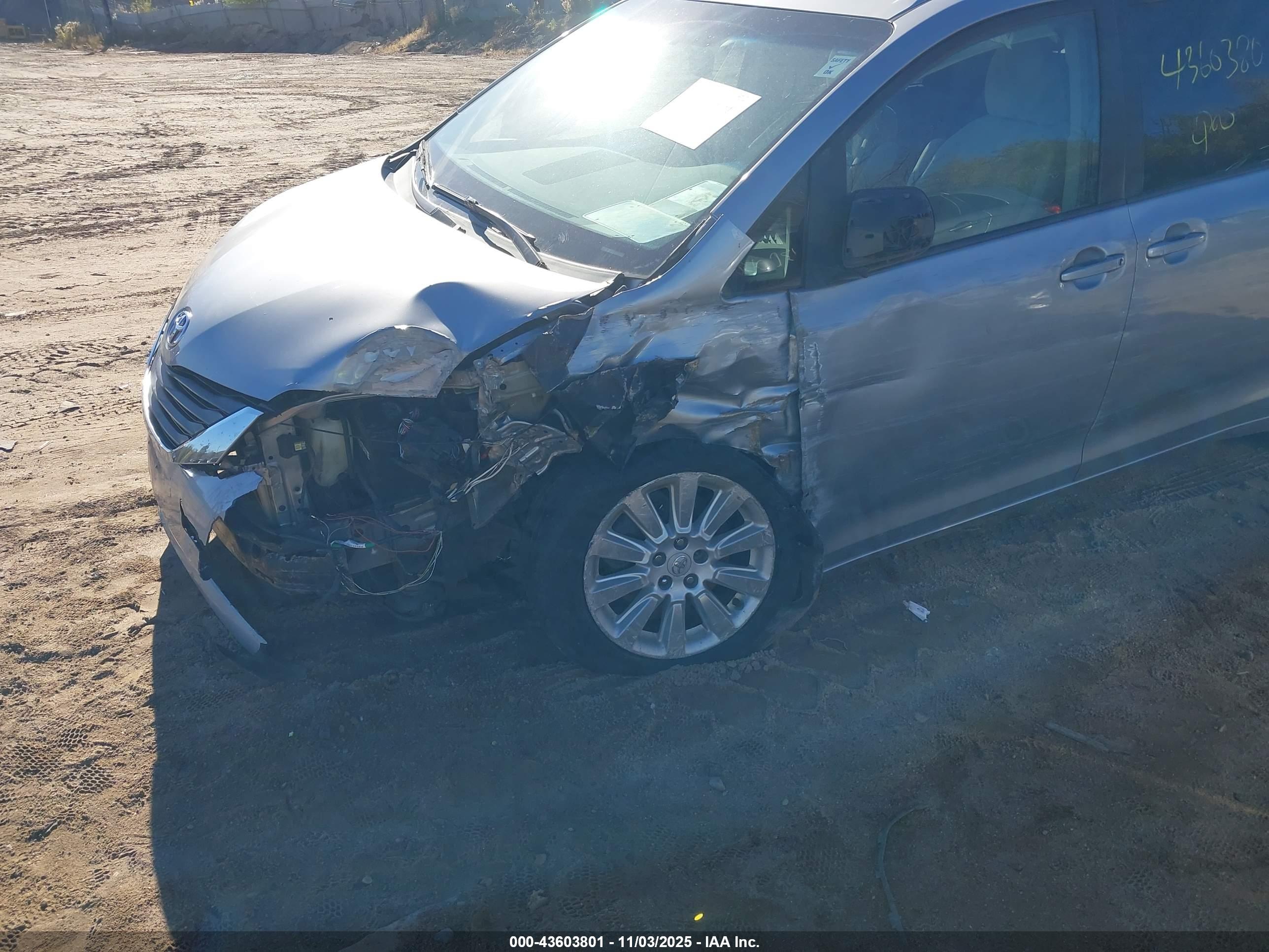 TOYOTA SIENNA image 6