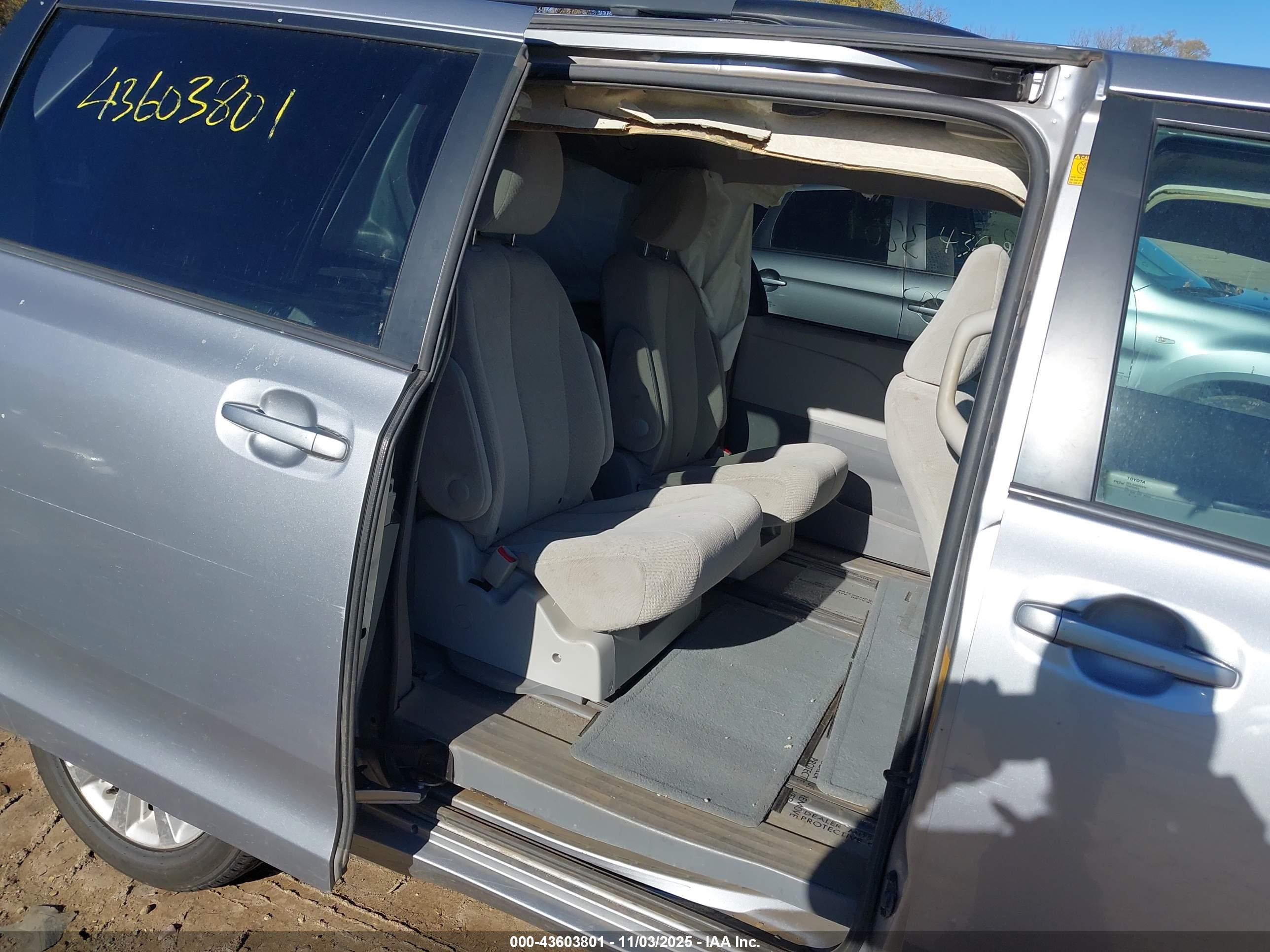TOYOTA SIENNA image 8