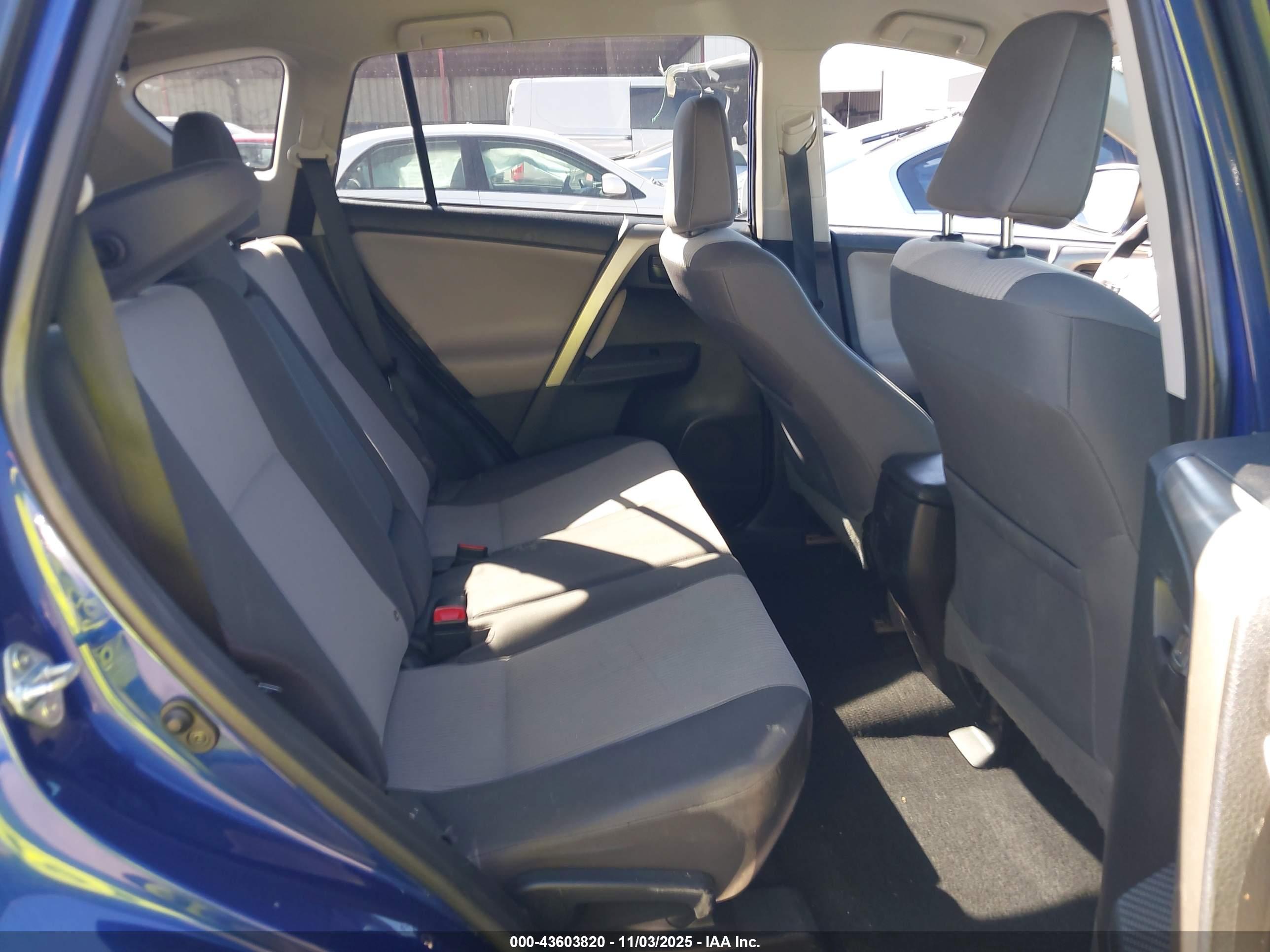 TOYOTA RAV4 image 8
