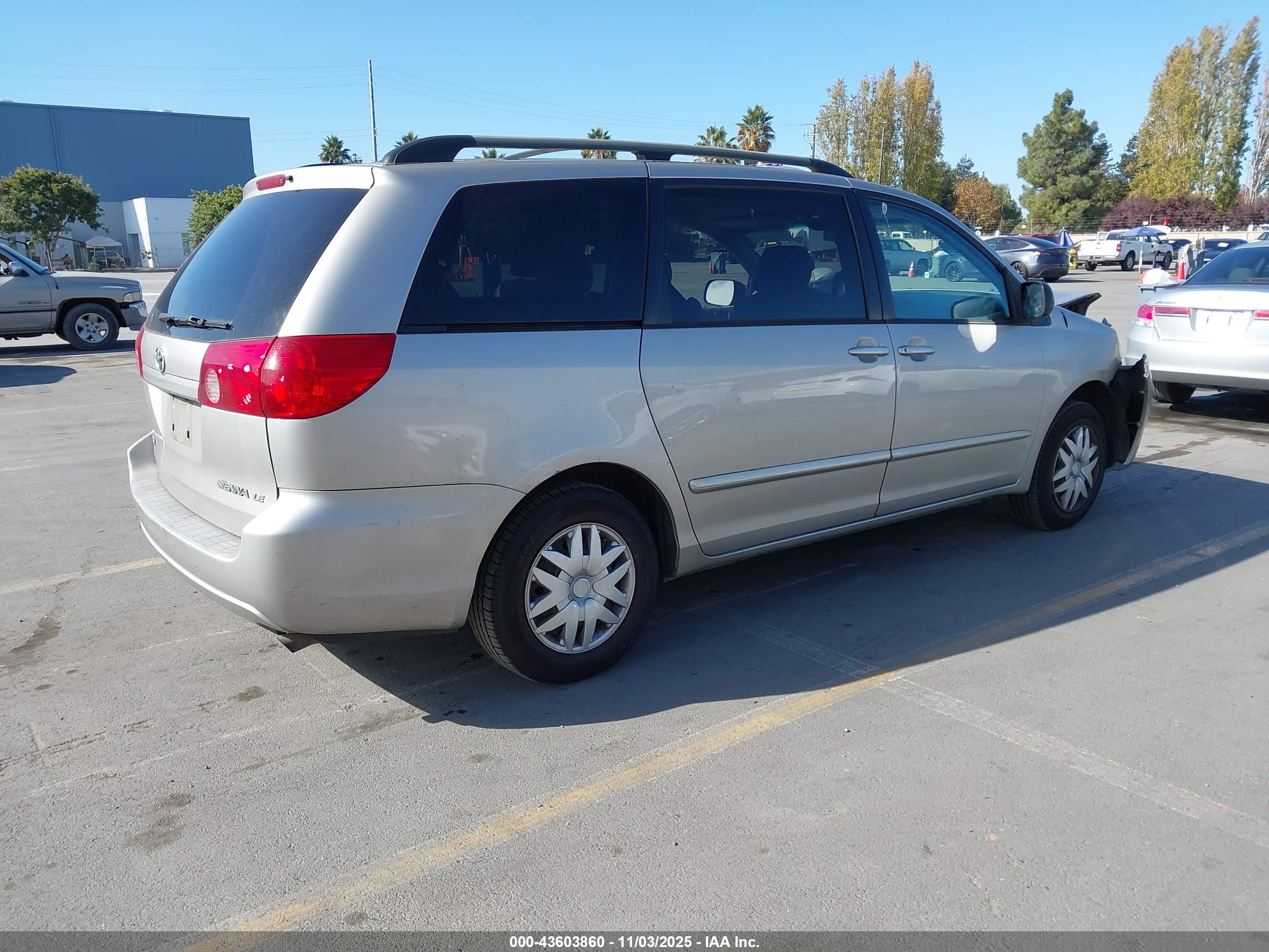 TOYOTA SIENNA image 4