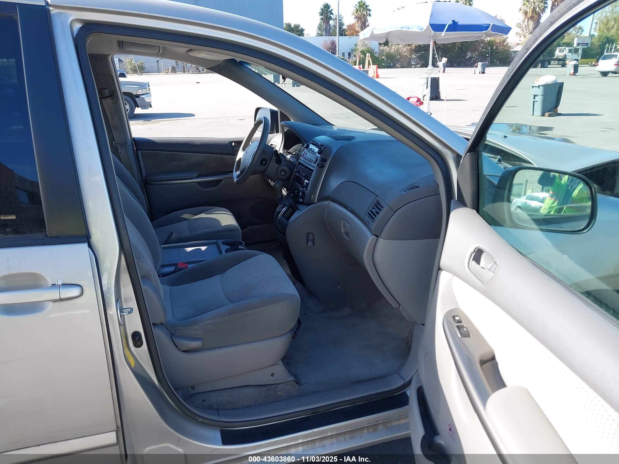 TOYOTA SIENNA image 5