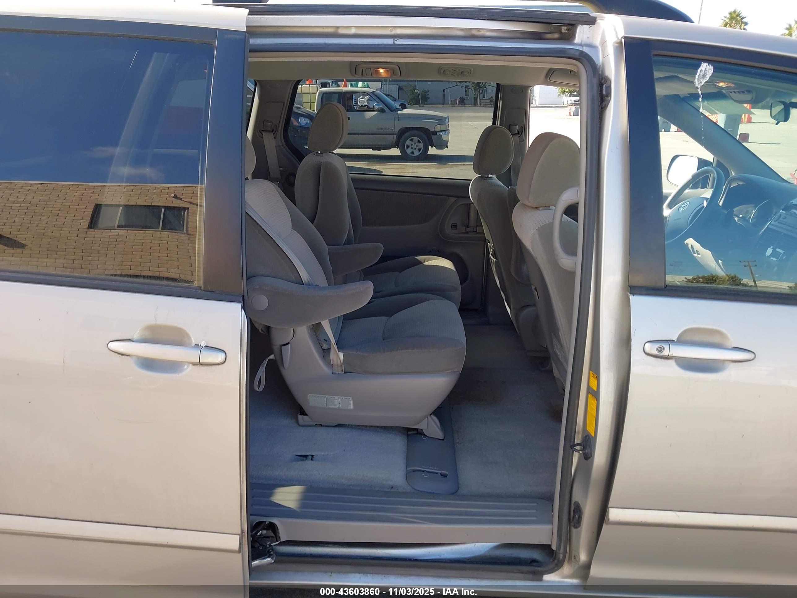 TOYOTA SIENNA image 8