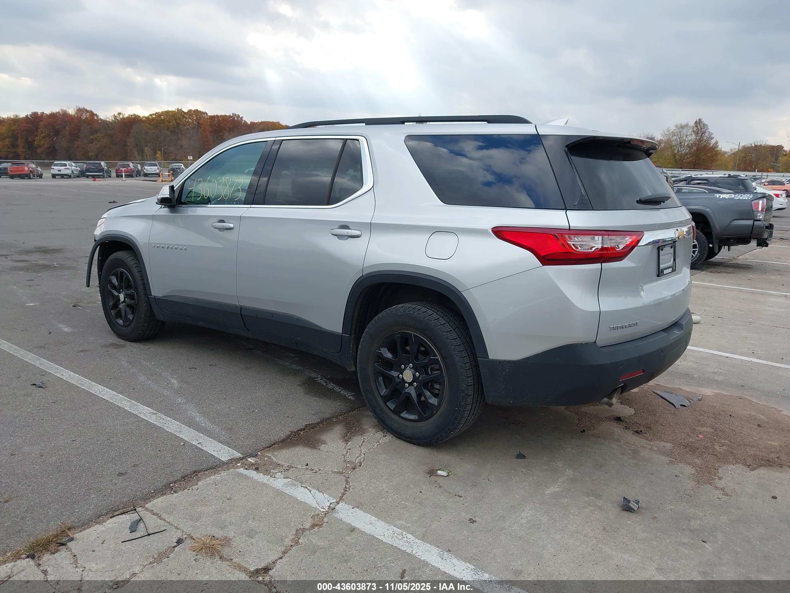 CHEVROLET TRAVERSE image 3