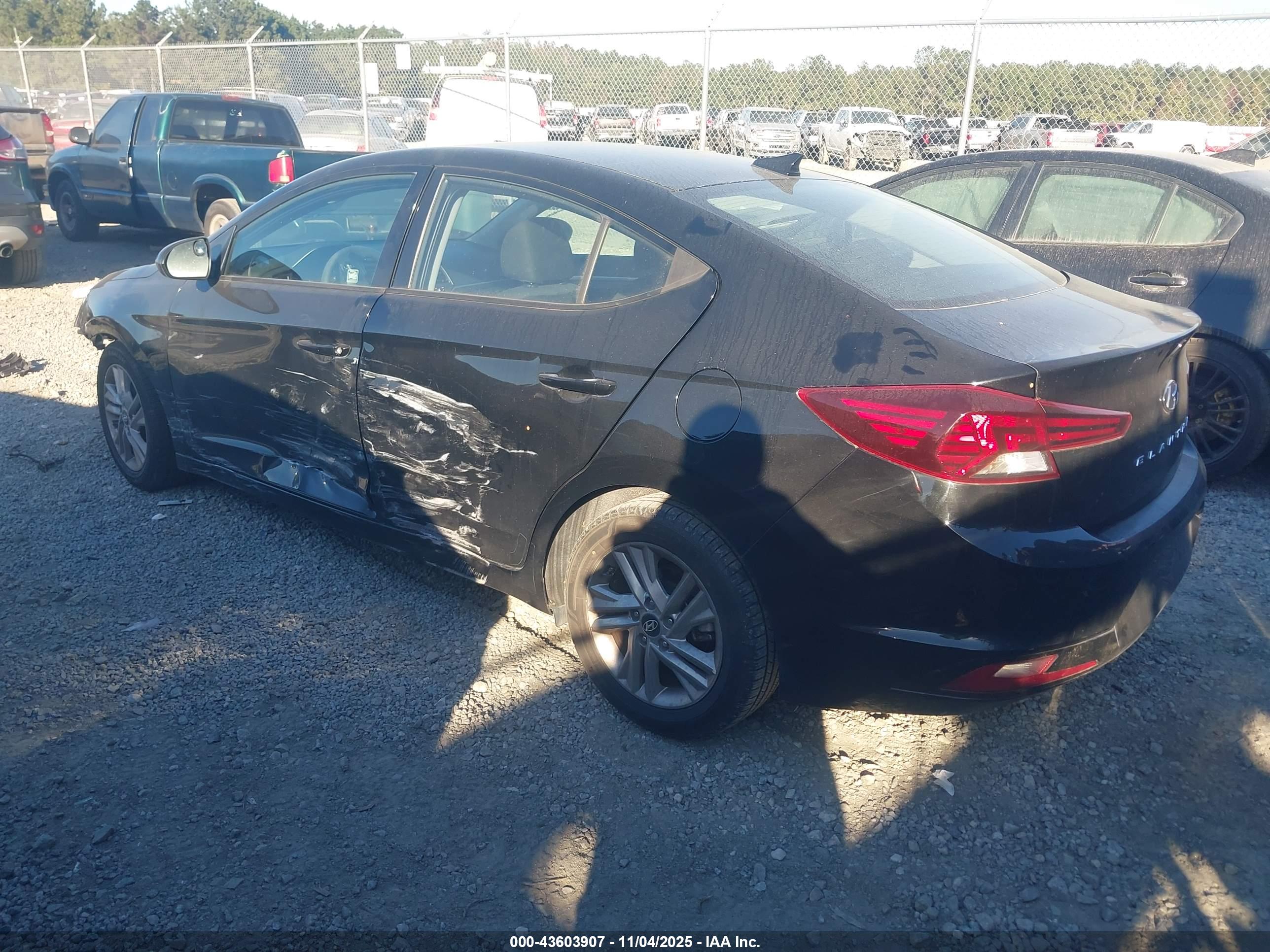 HYUNDAI ELANTRA image 3