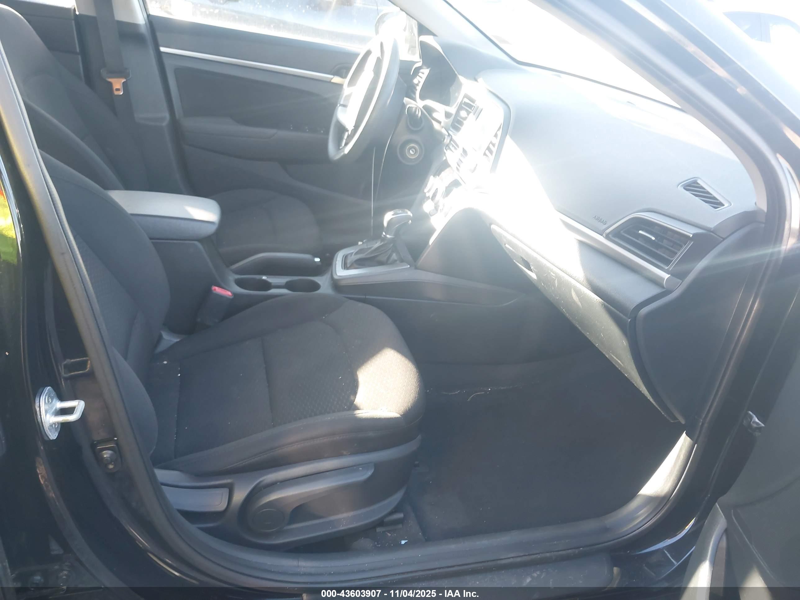 HYUNDAI ELANTRA image 5