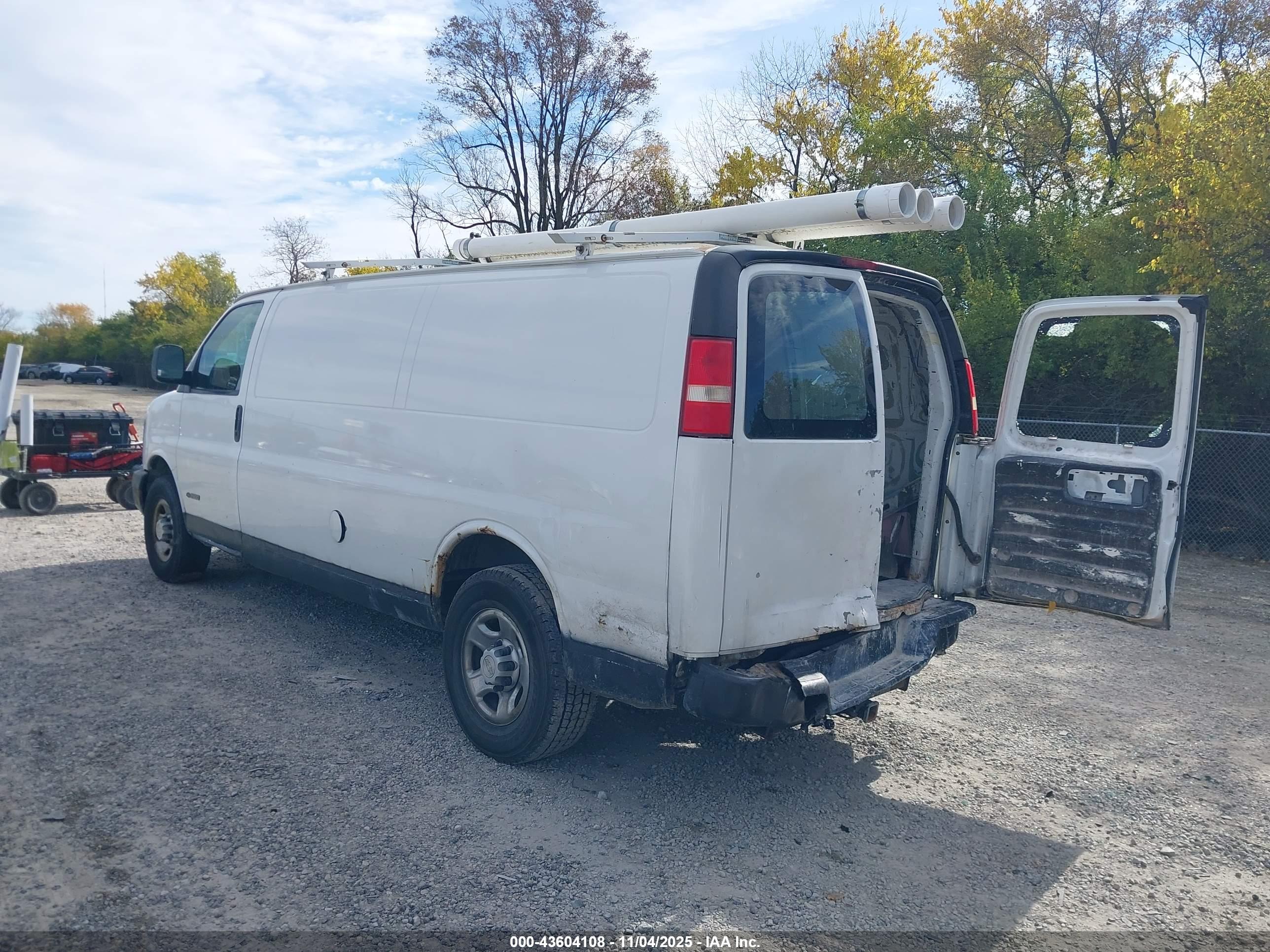 CHEVROLET EXPRESS image 3