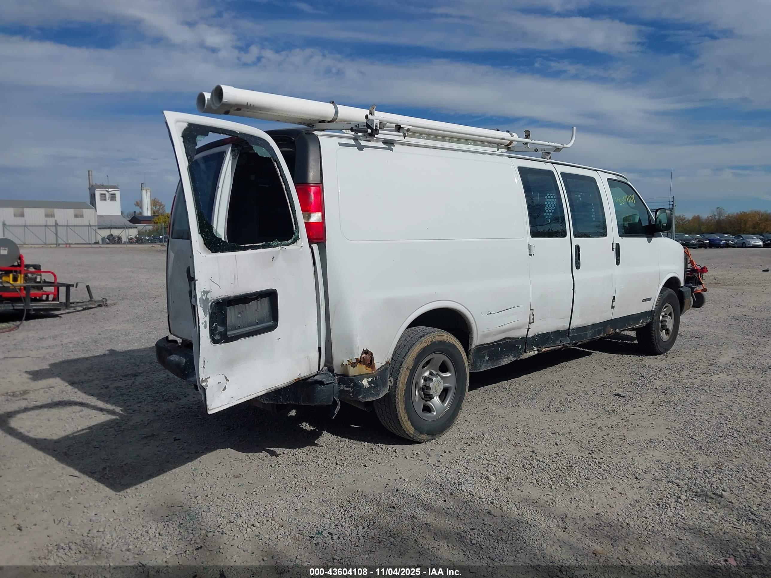 CHEVROLET EXPRESS image 4