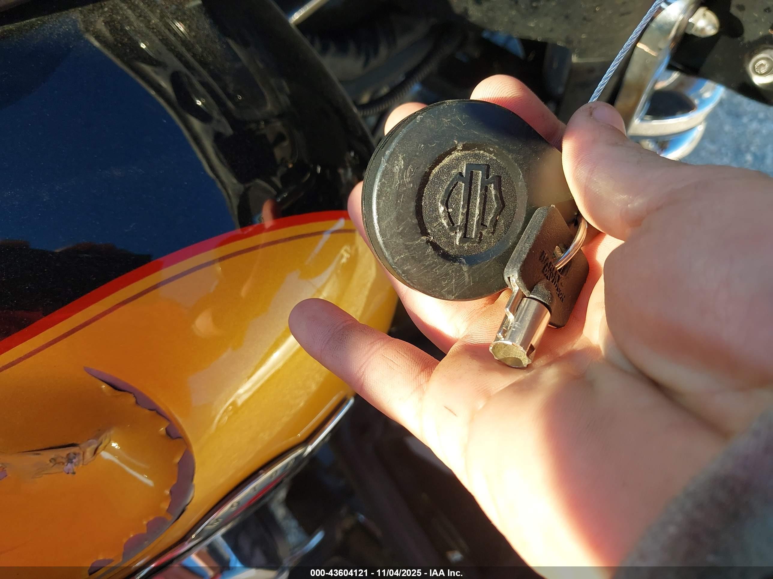 HARLEY-DAVIDSON FLHTCUTG image 11